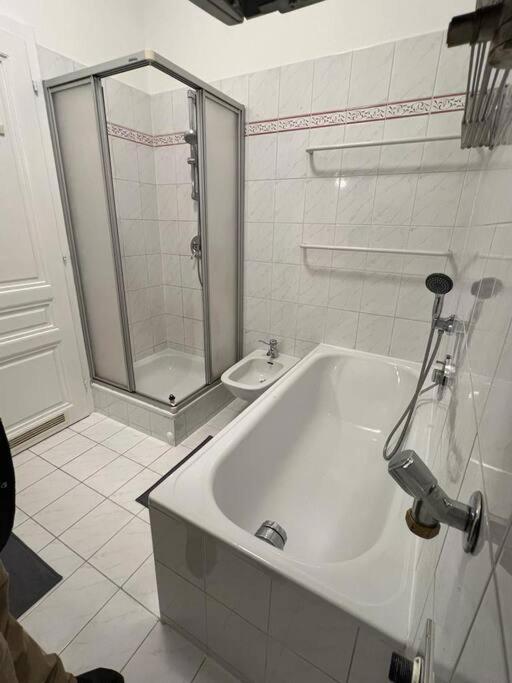 Stylish - Free Parking & Netflix Apartment *