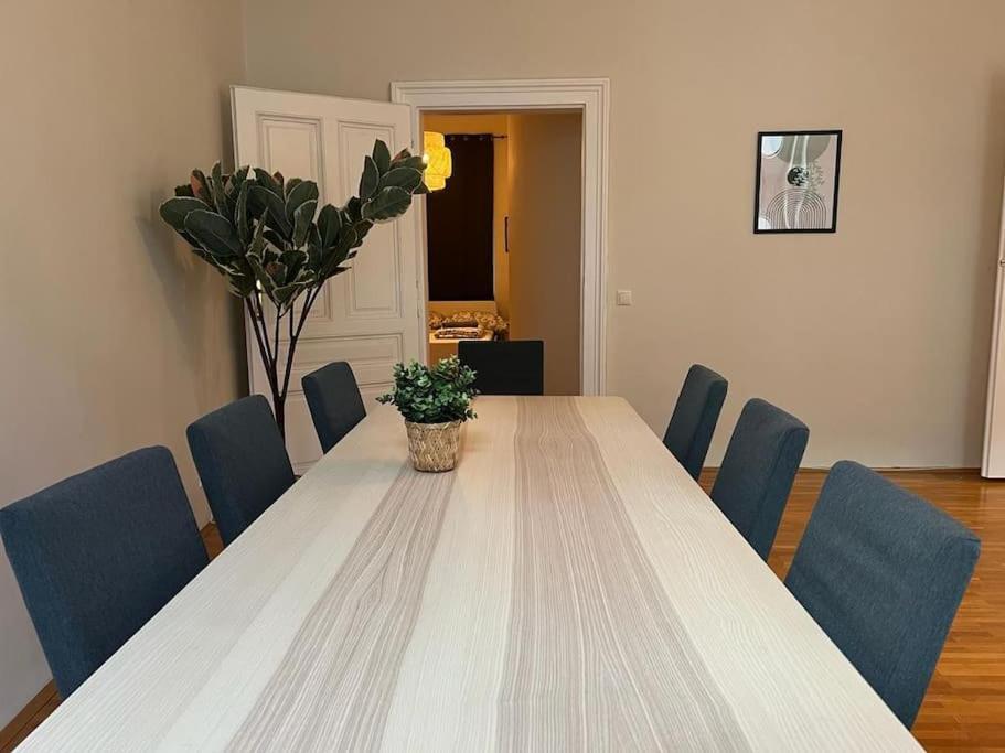Stylish - Free Parking & Netflix Apartment *
