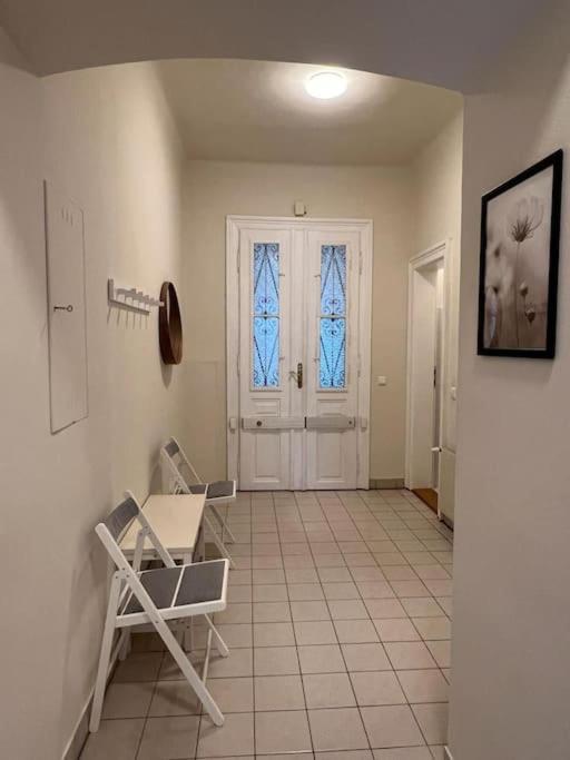 Stylish - Free Parking & Netflix Apartment *