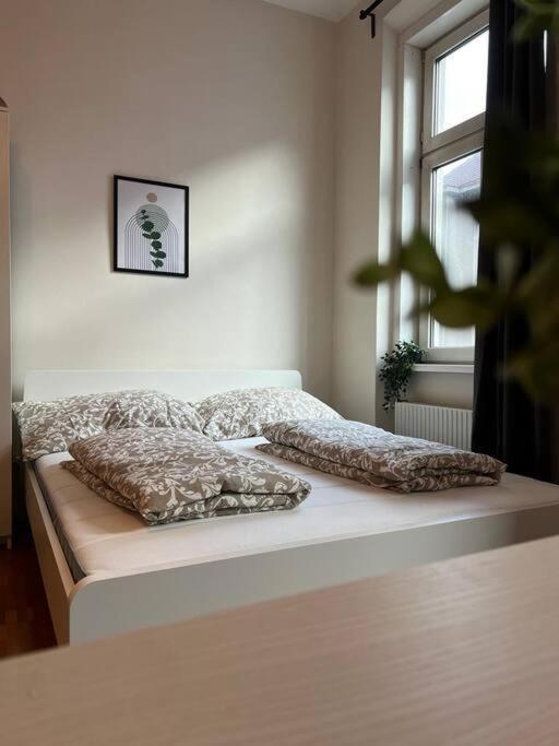 Stylish - Free Parking & Netflix Apartment *