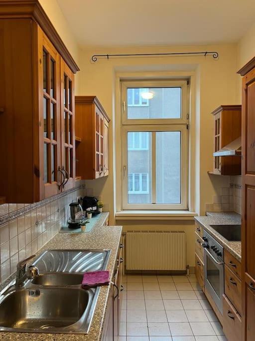 Stylish - Free Parking & Netflix Apartment *