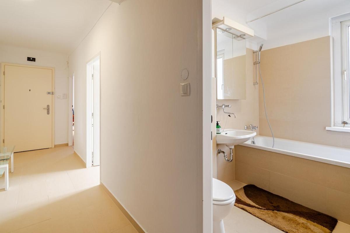10 Minutes To Centre And Next To Hbf And Easy From Airport