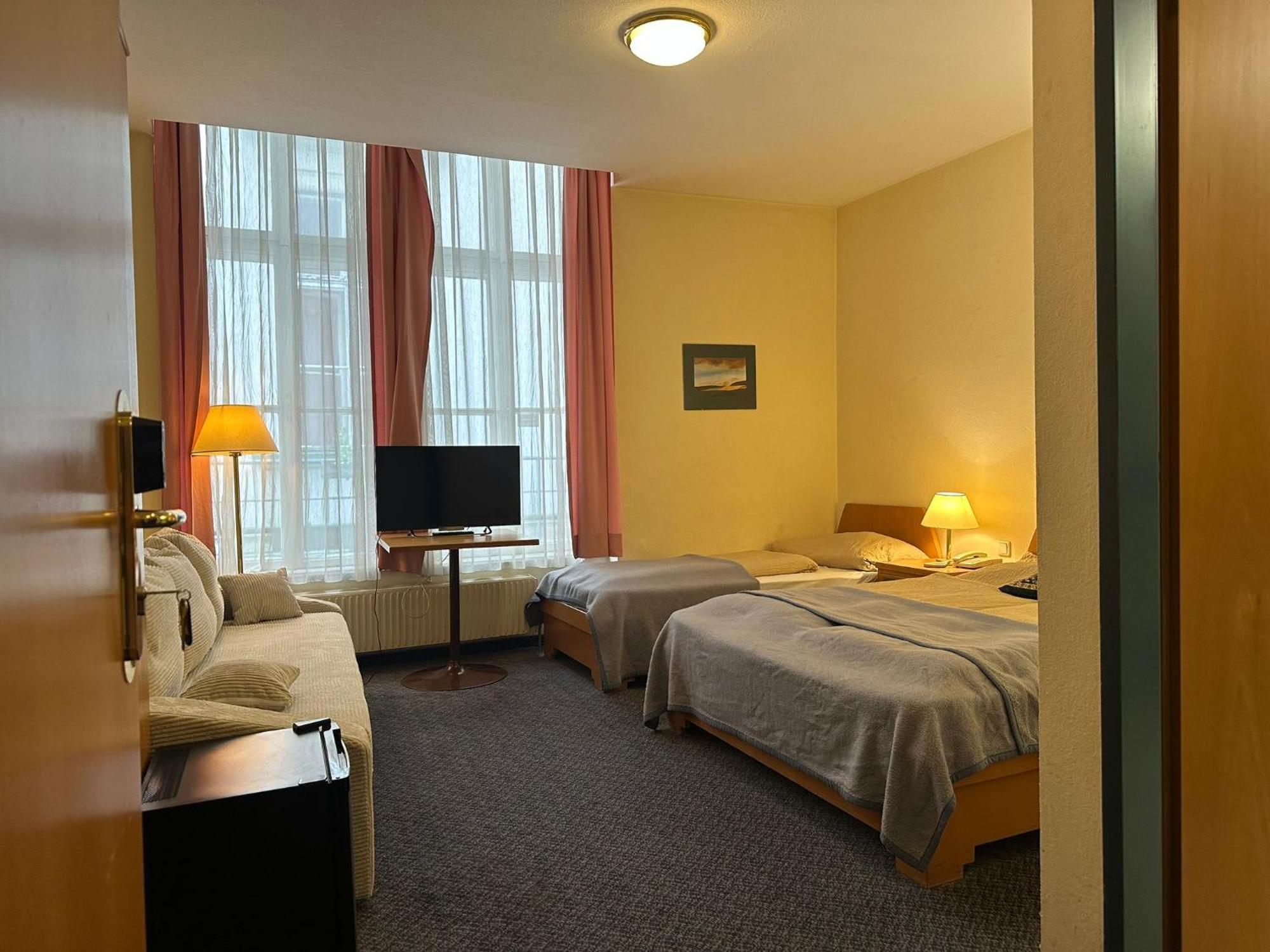 Very Apartments, 5 Min To Center, No Reception 3*