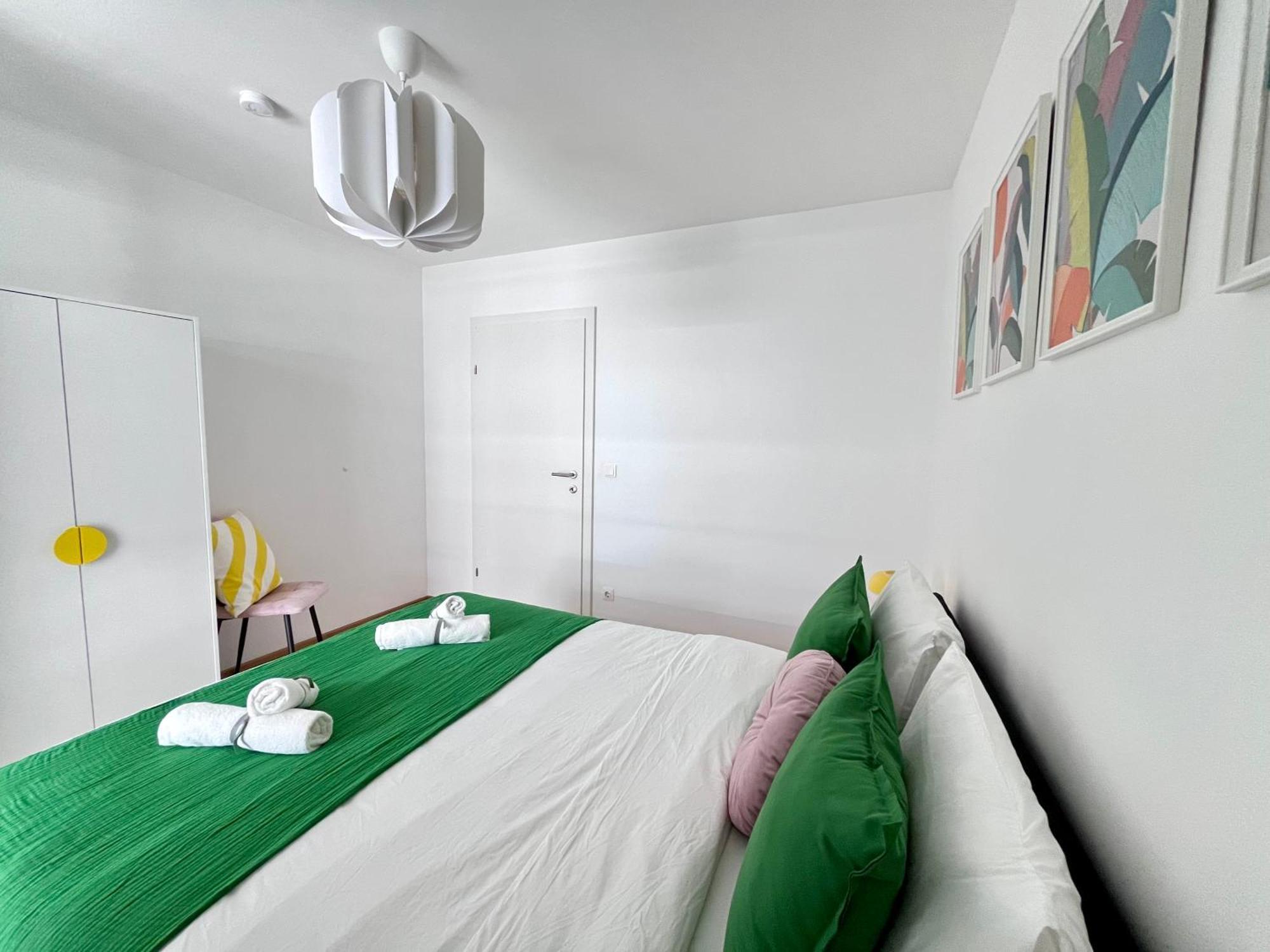 Funky Near Station Free Parking Apartment