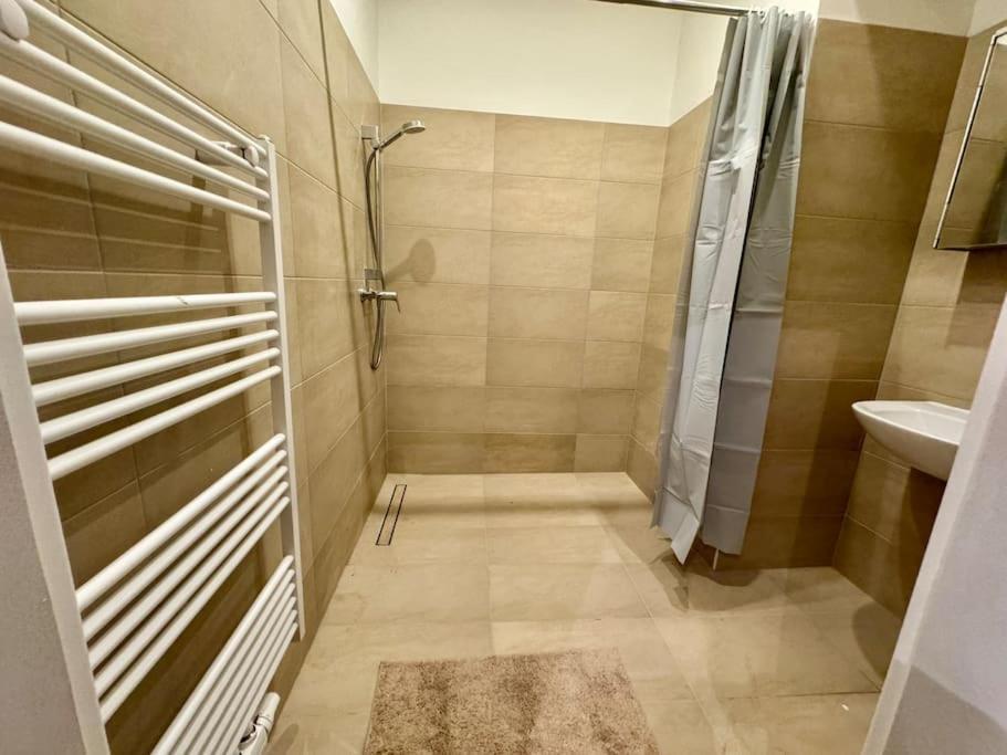 Apartment 70 M2 Quiet & Calm With Free Parking *