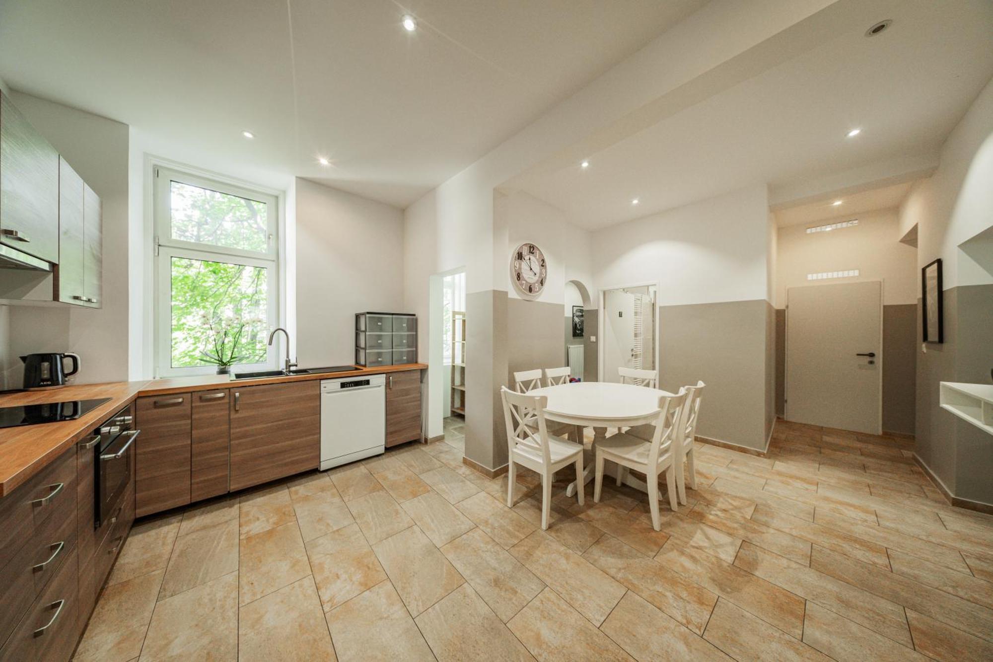 Nice Central City Room Albergue *