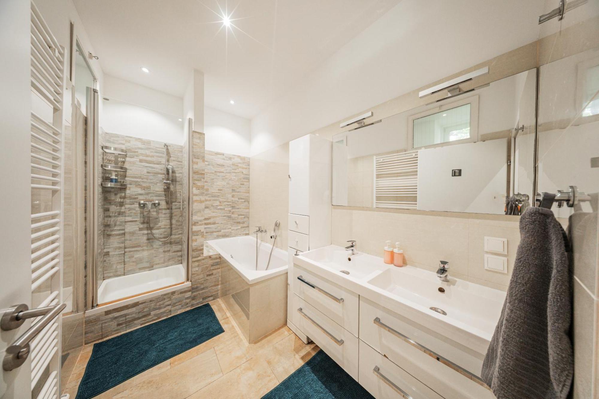 Nice Central City Room Albergue