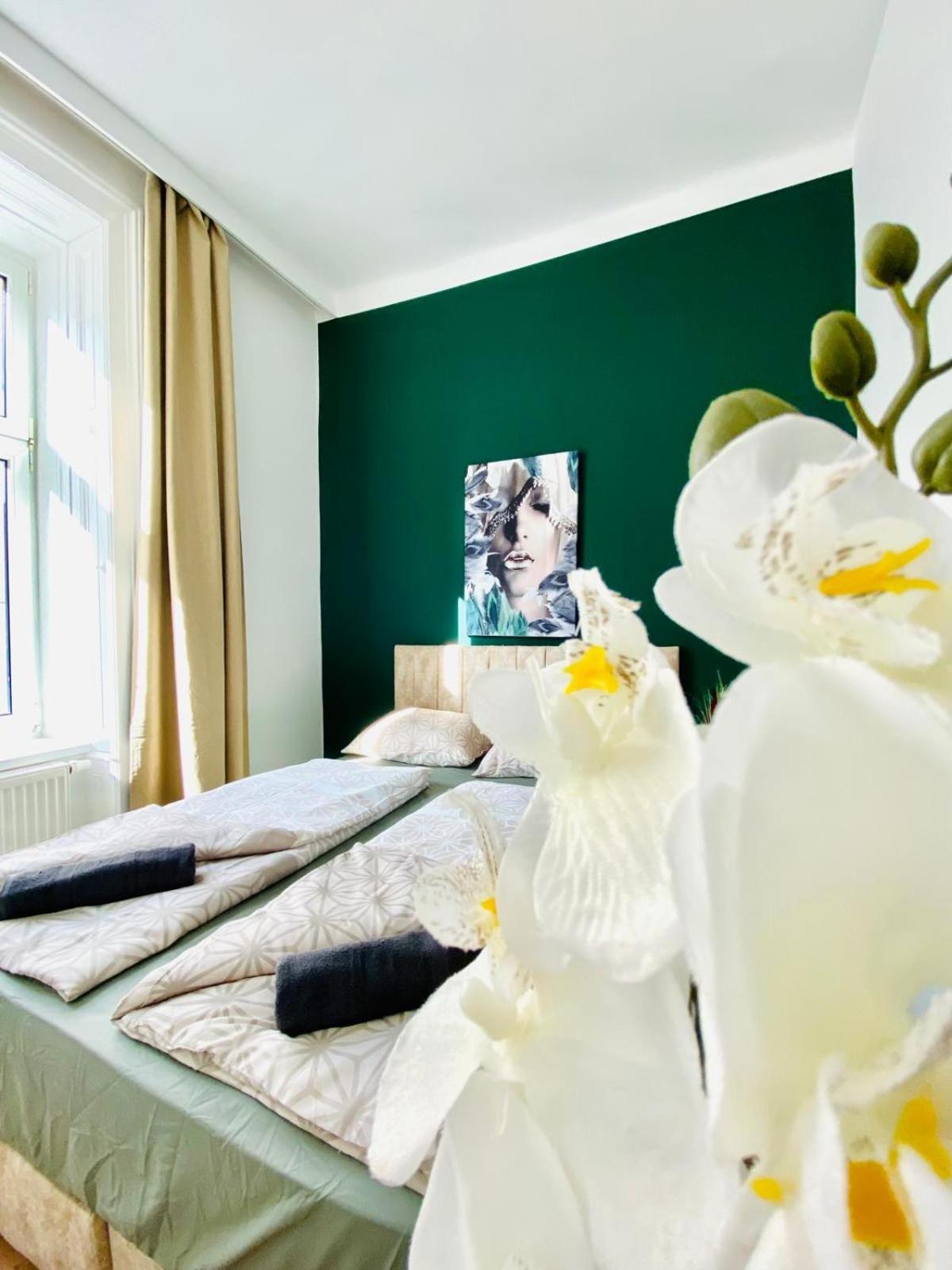 8 Fully Equipped Studio Apt W Terrace Margareten Apartment