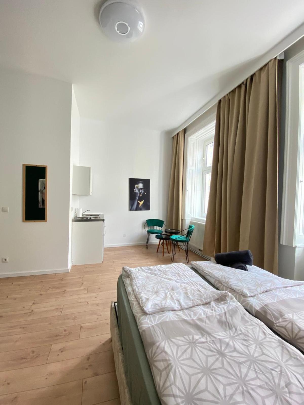 8 Fully Equipped Studio Apt W Terrace Margareten Apartment *