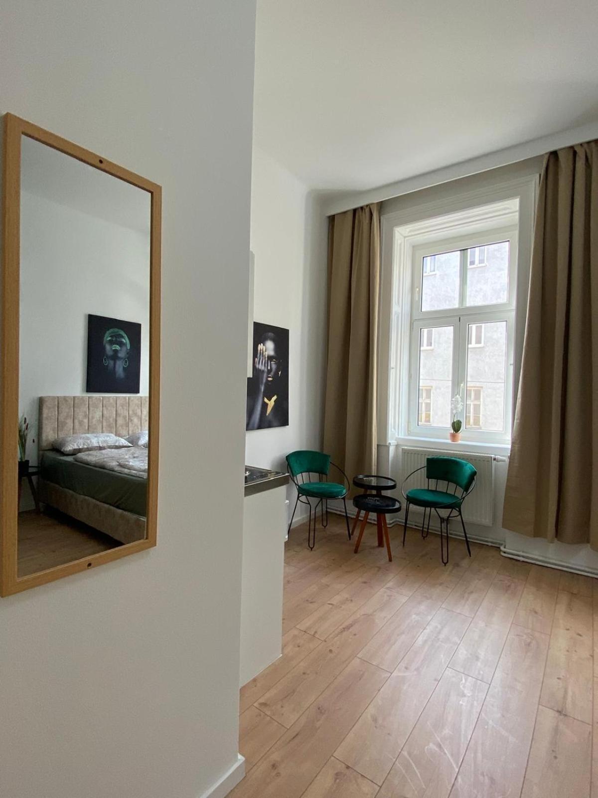 8 Fully Equipped Studio Apt W Terrace Margareten Apartment *