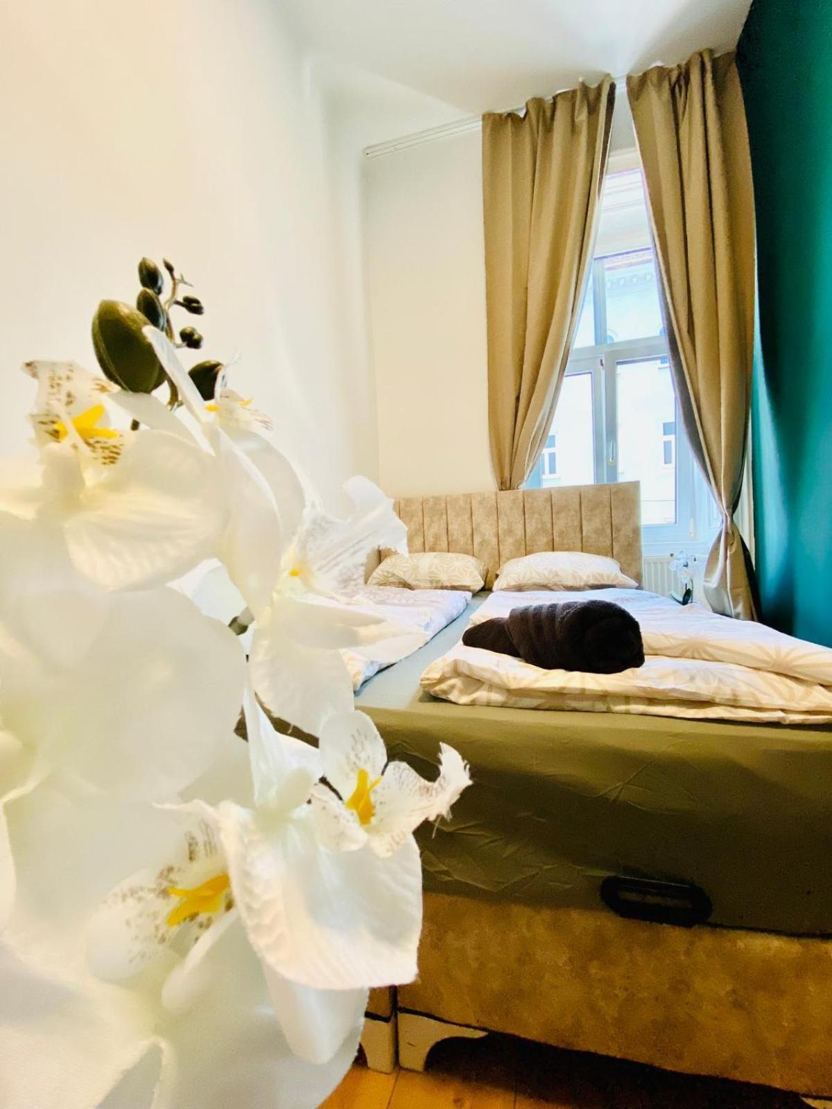 8 Fully Equipped Studio Apt W Terrace Margareten Apartment