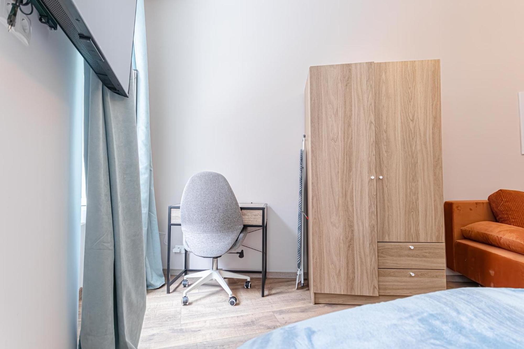 Cost Effective Life 1br In Classic Building Apartment *