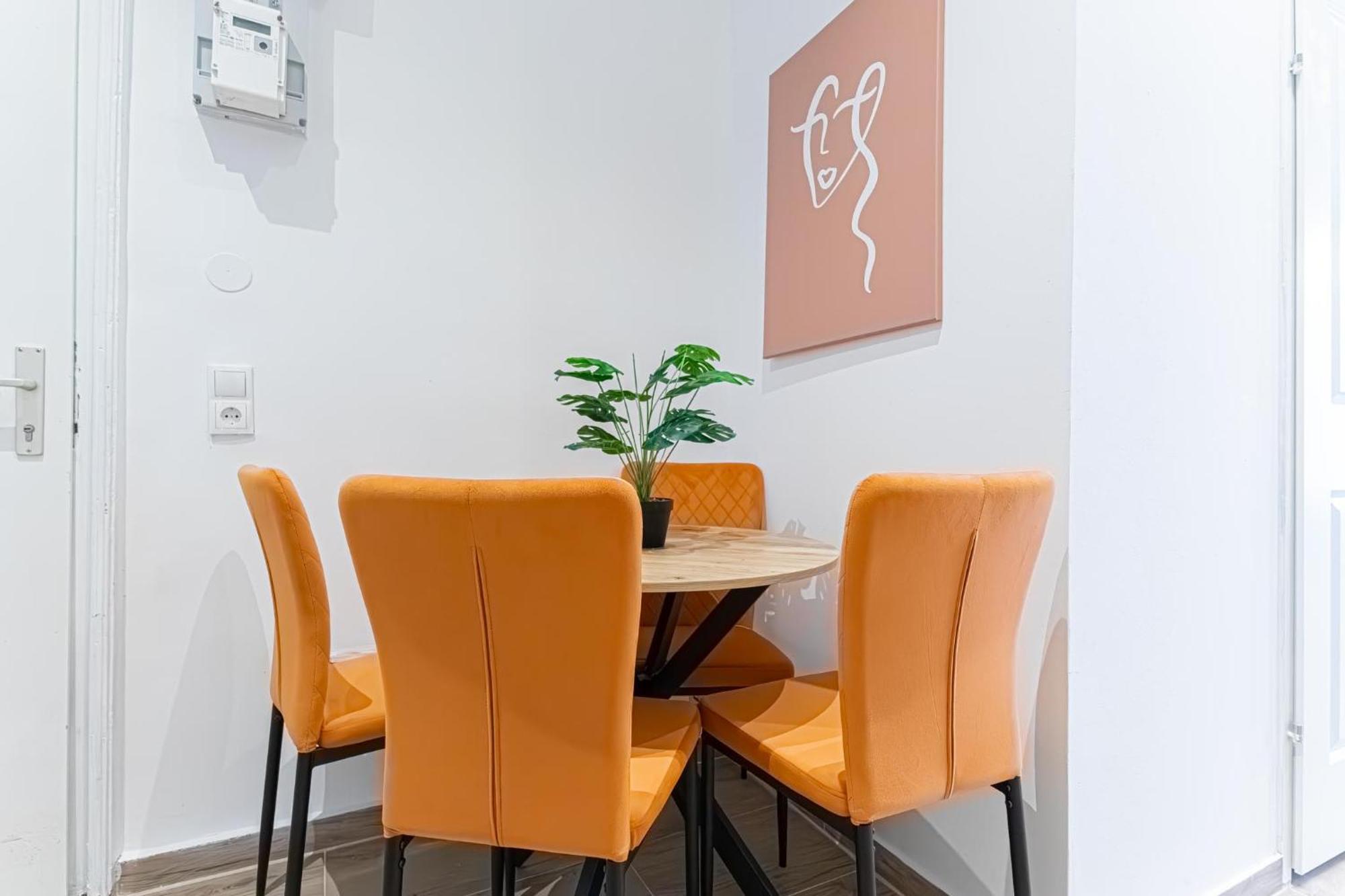 Cost Effective Life 1br In Classic Building Apartment