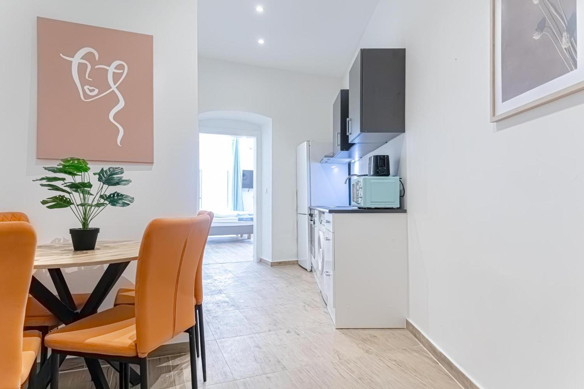 Cost Effective Life 1br In Classic Building