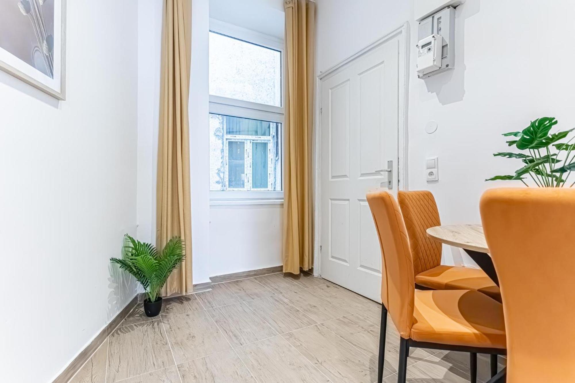 Cost Effective Life 1br In Classic Building Apartment *