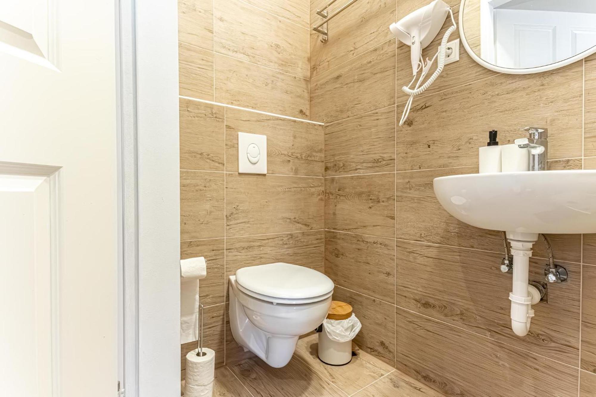 Cost Effective Life 1br In Classic Building Apartment