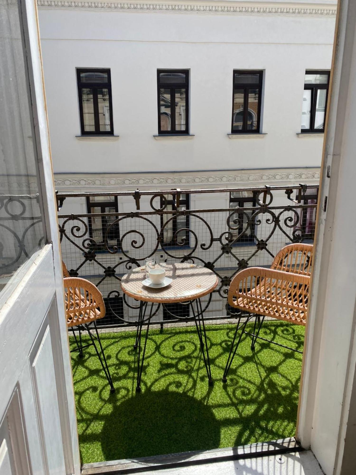 Grosszuegiger Wiener Altbau Gleich Neben Schoenbrunn Vienna