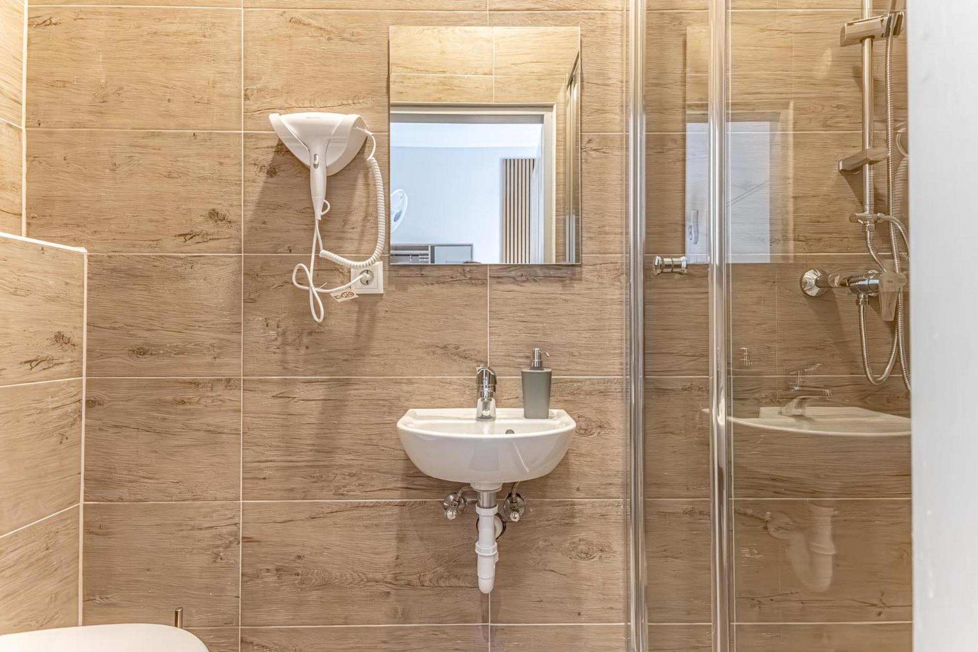 Wiener Stadthalle Boutique - Ideal For Couples Apartment