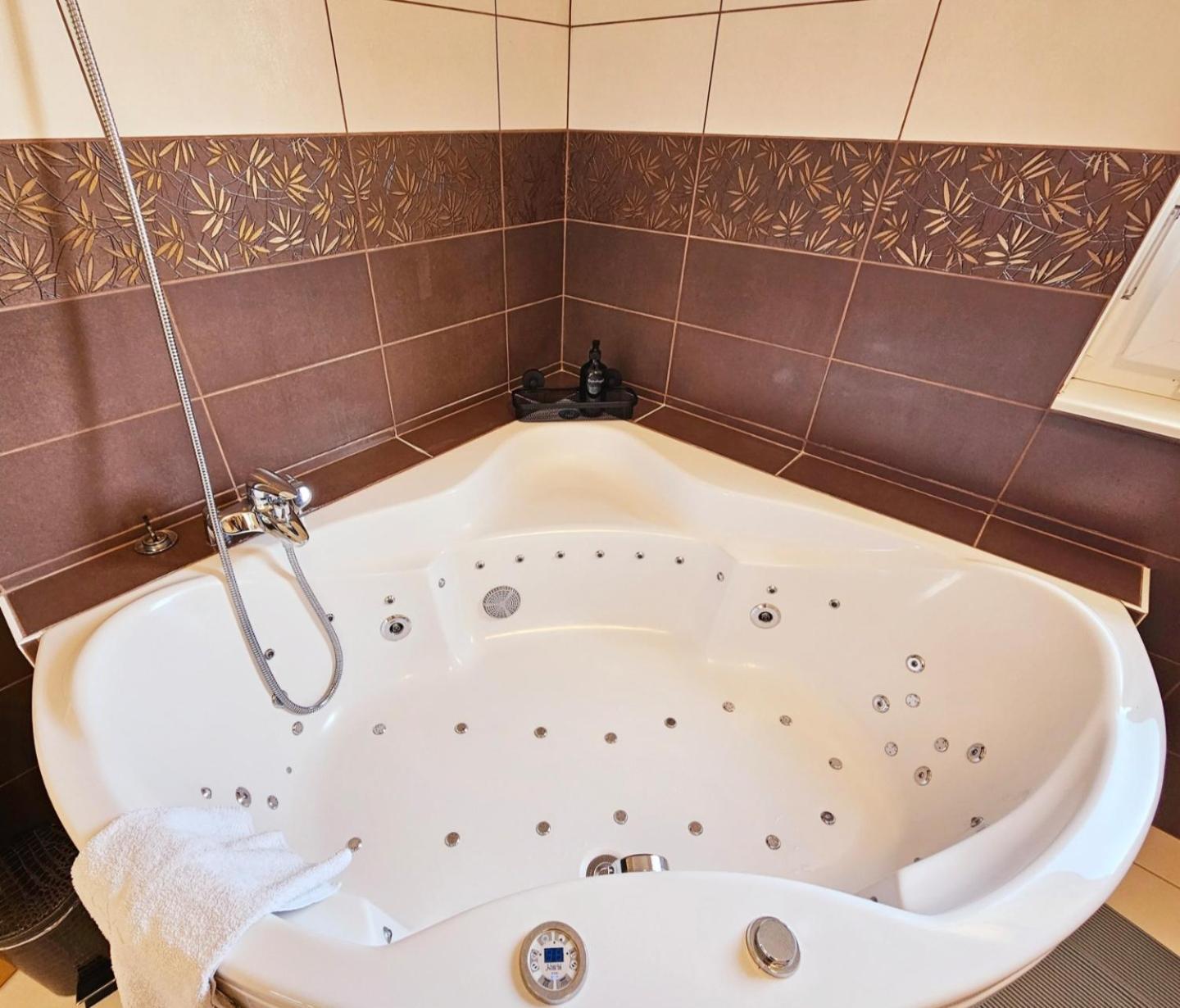 With Pool - Big Garden - Barbecue - Free Parking
