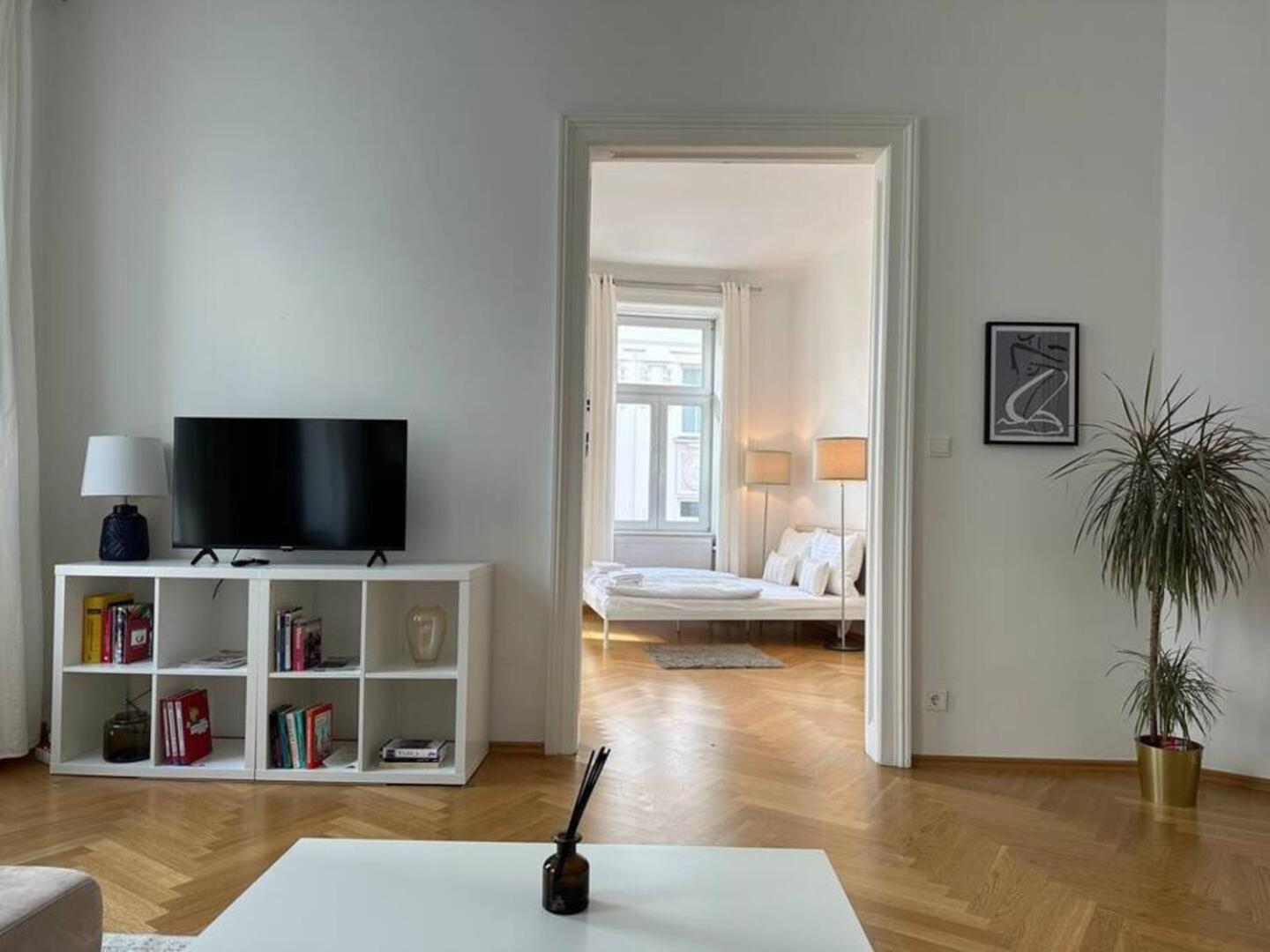 Apartment Large Near Akh, 3 Min To Metro