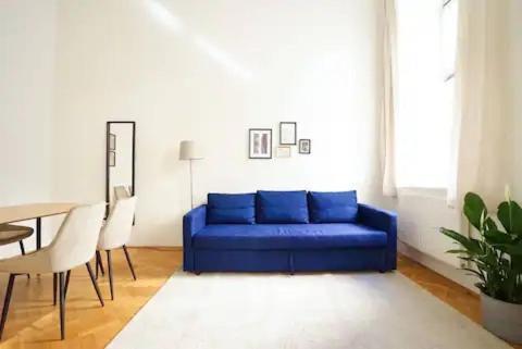 Apartment Large Near Akh, 3 Min To Metro