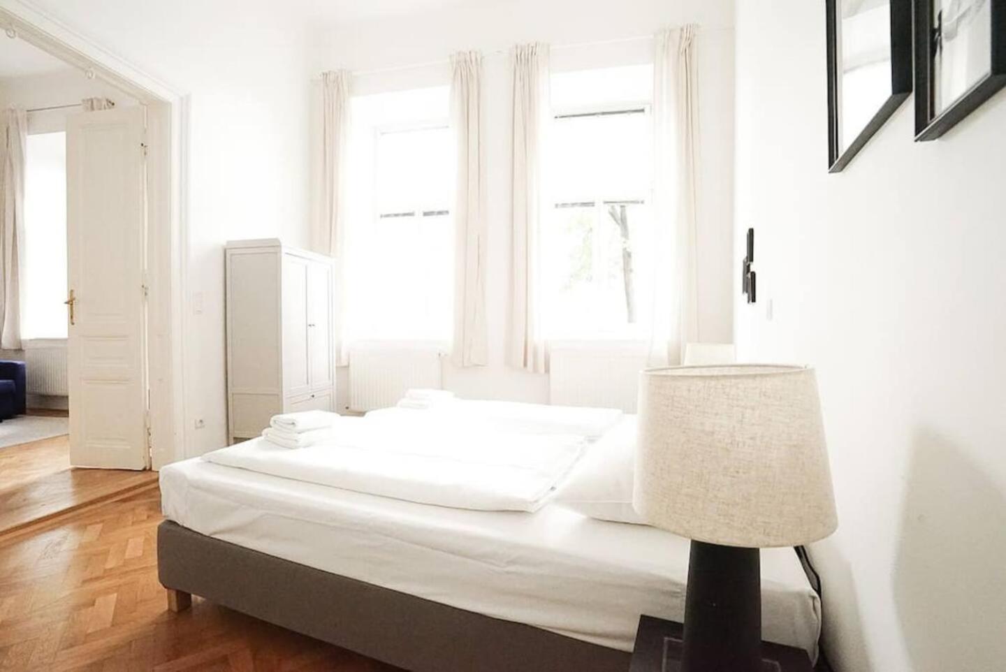 Large Near Akh, 3 Min To Metro Apartment