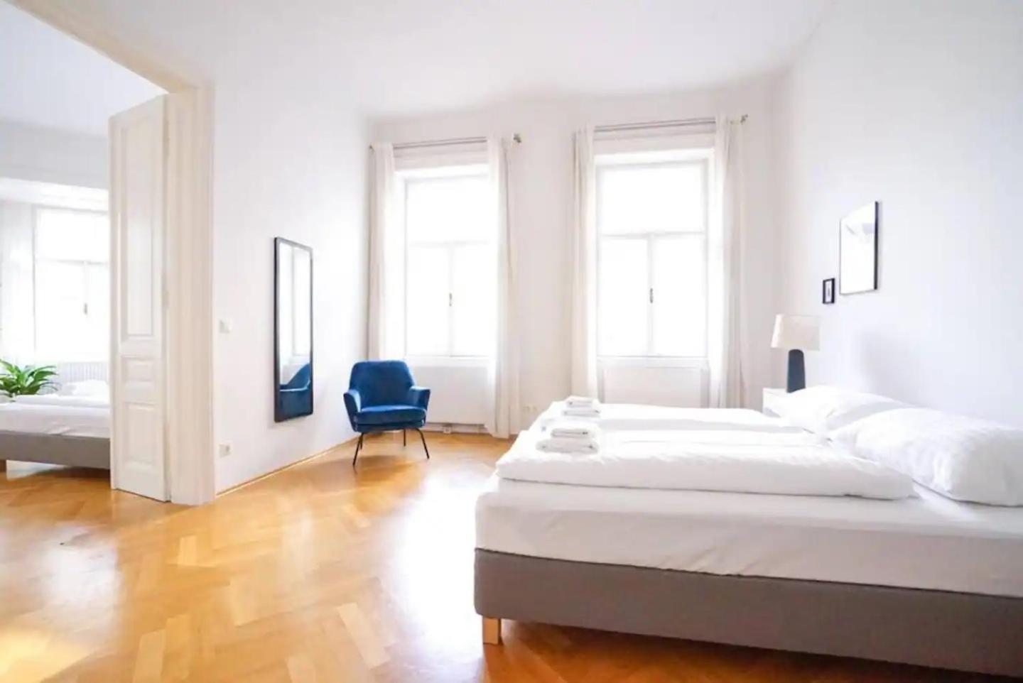 Large Near Akh, 3 Min To Metro Apartment