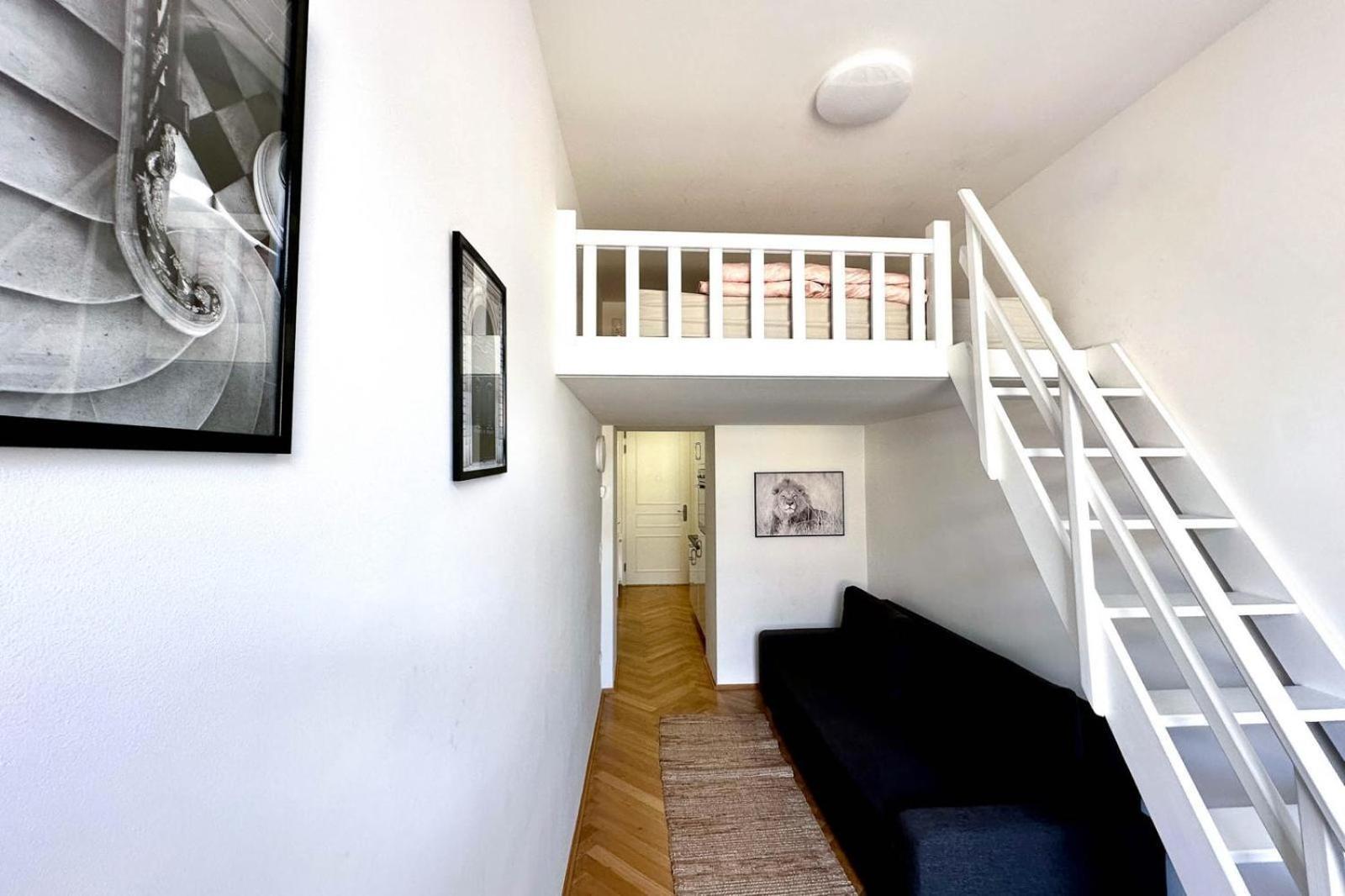 Stylish Central 2 Bedroom Apartment *