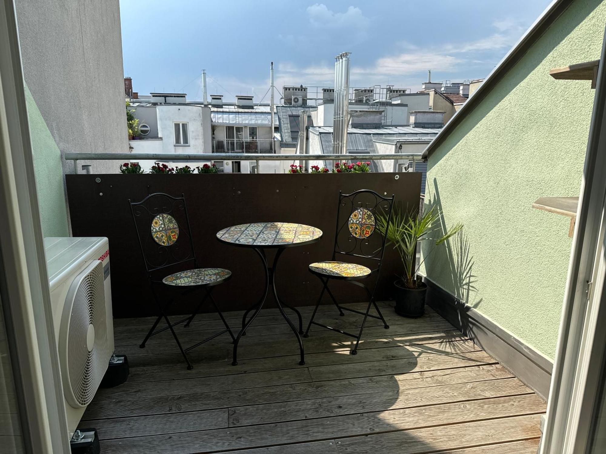 Apartment Dachgeschoss Fuer 4 Mit Terrasse Wien