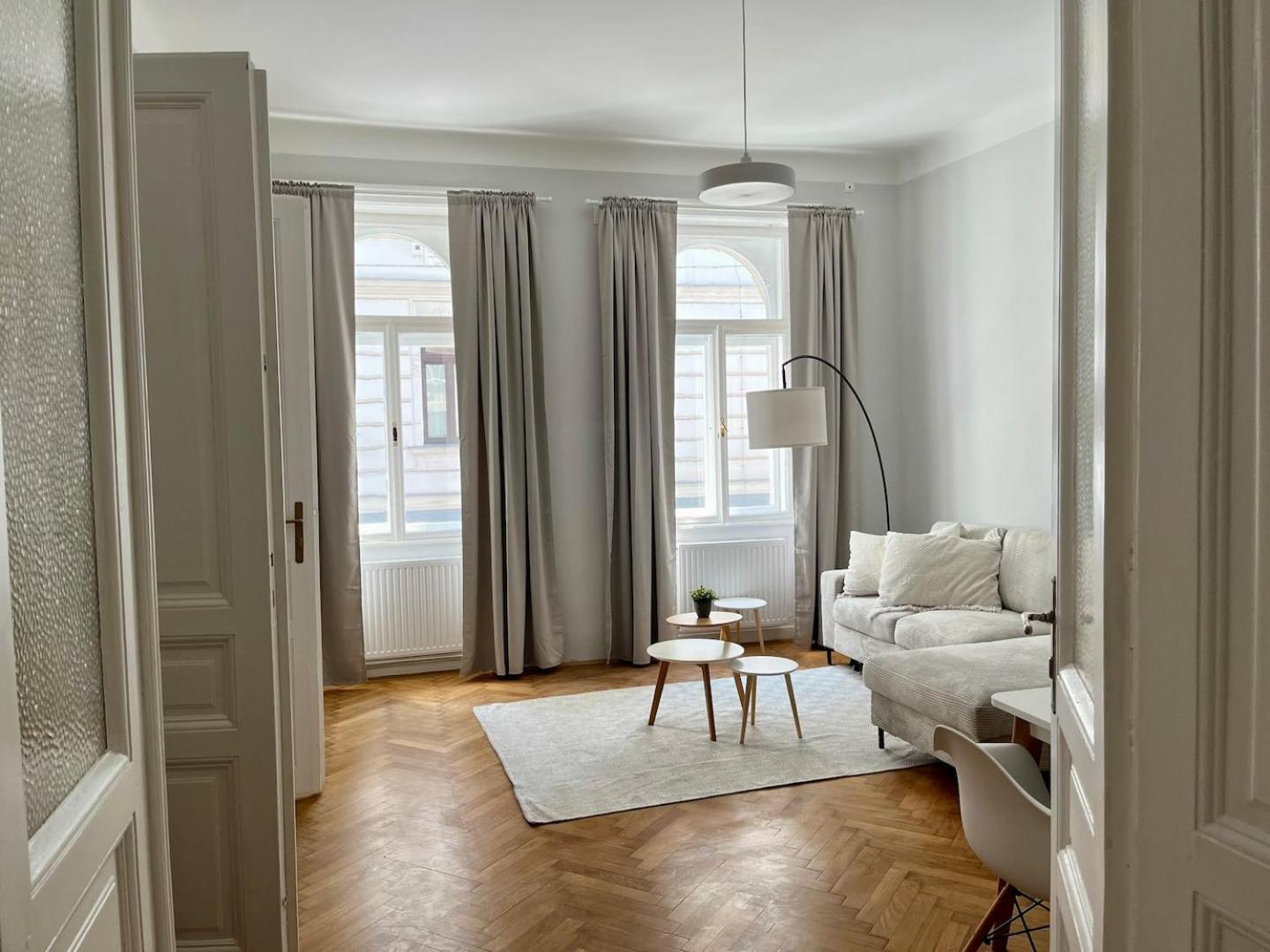 Grosszuegiger Wiener Altbau Gleich Neben Schoenbrunn Vienna