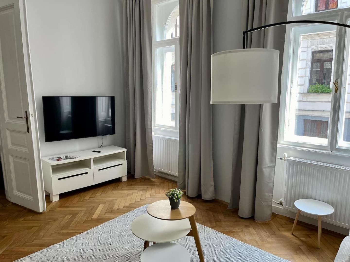 Grosszuegiger Wiener Altbau Gleich Neben Schoenbrunn Appartamento