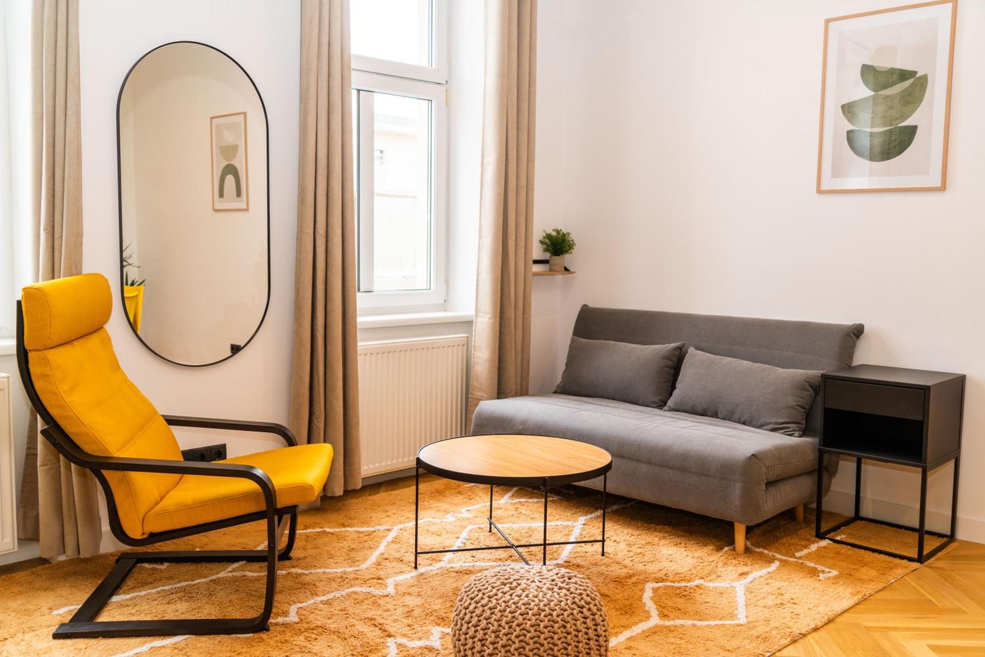 Myflat - Bright Near Station Apartment
