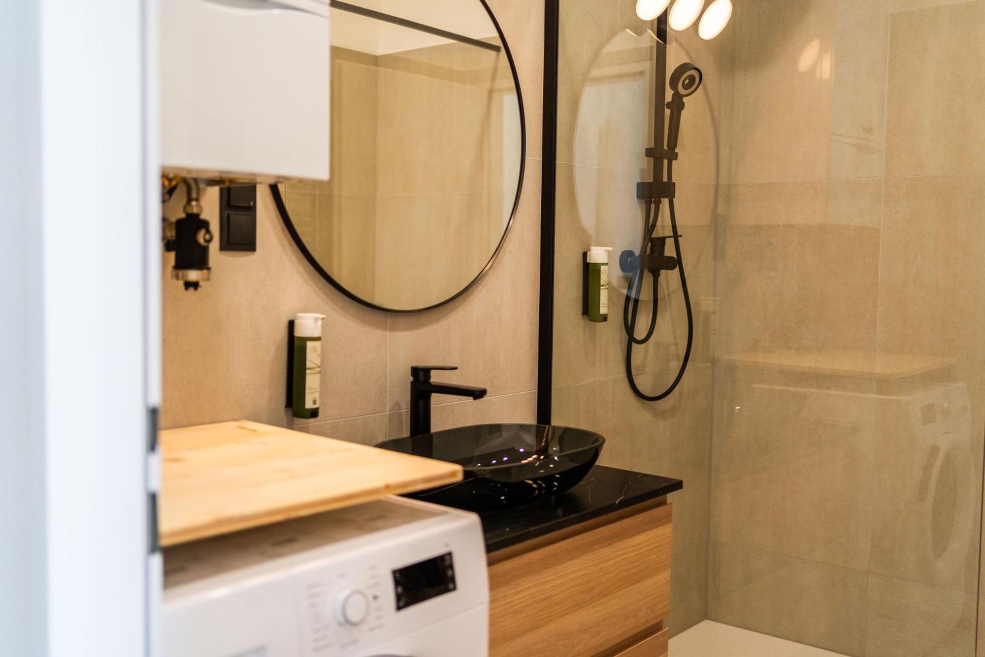 Myflat - Bright Near Station Apartment Vienna