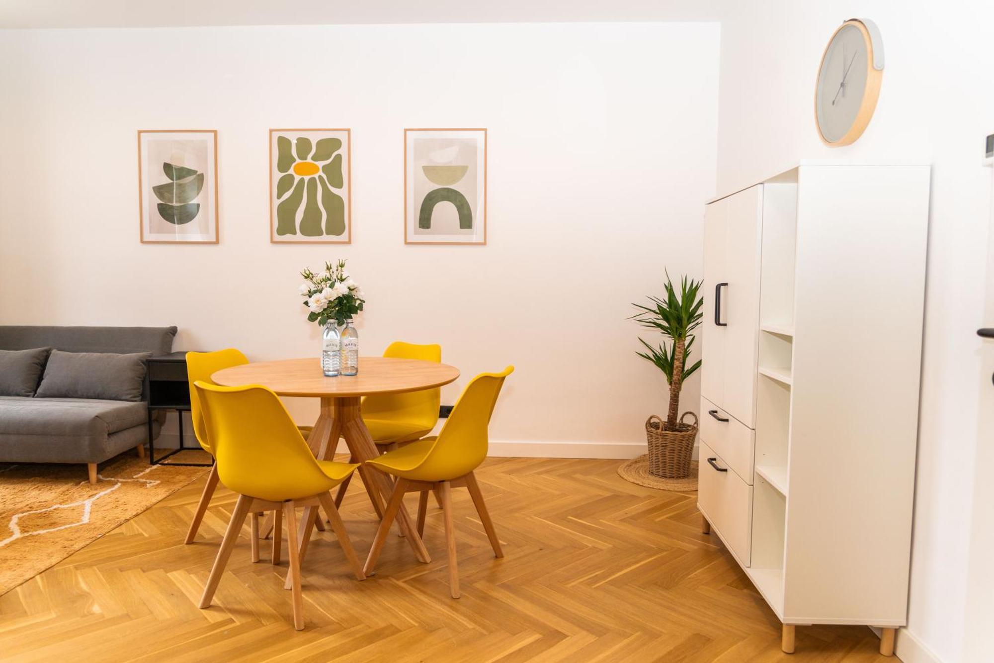 Myflat - Bright Near Station Apartment *