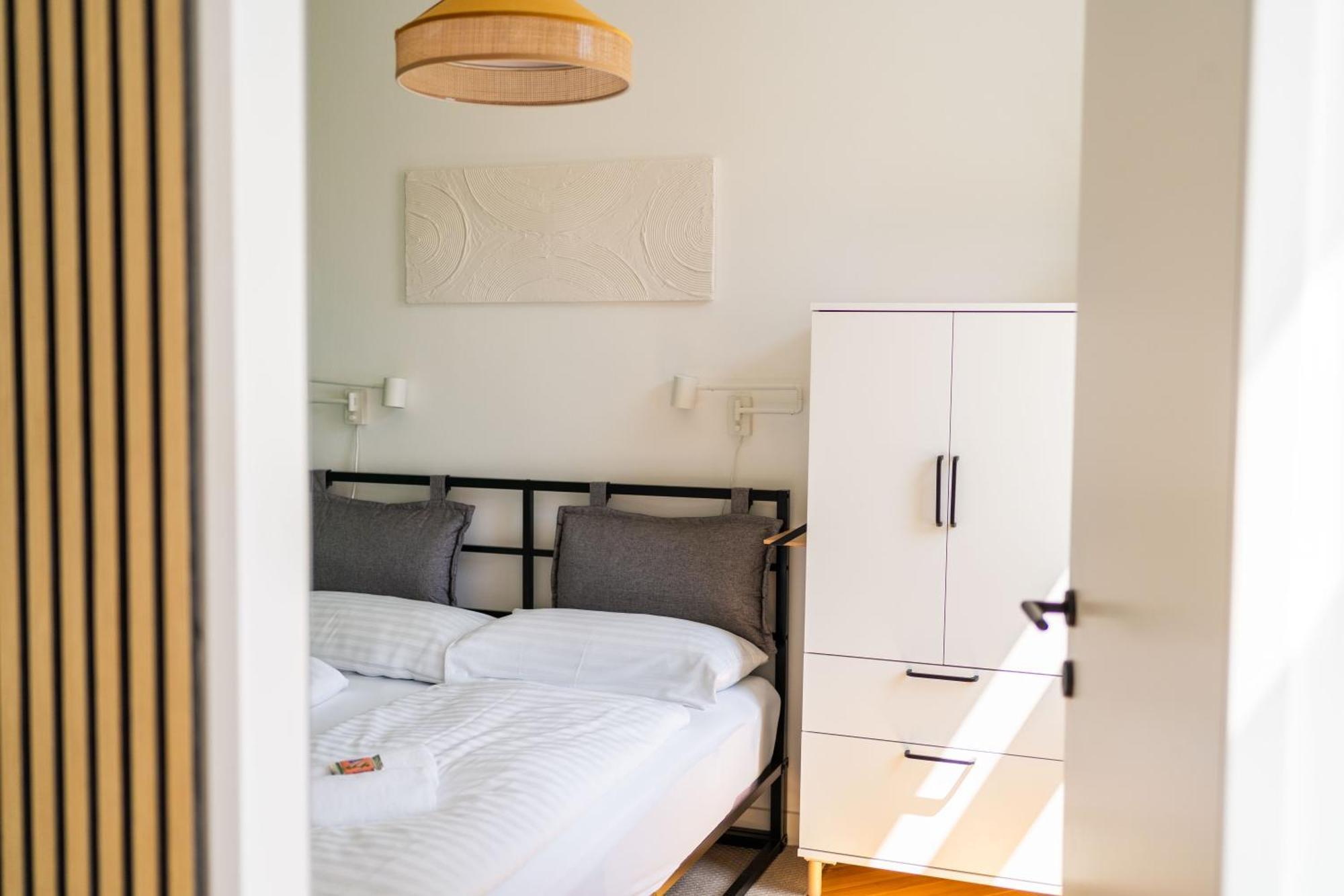Myflat - Bright Near Station Apartment *
