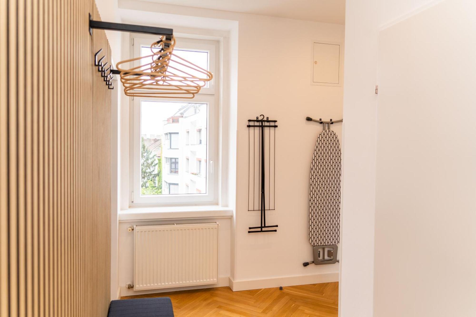 Myflat - Bright Near Station Apartment