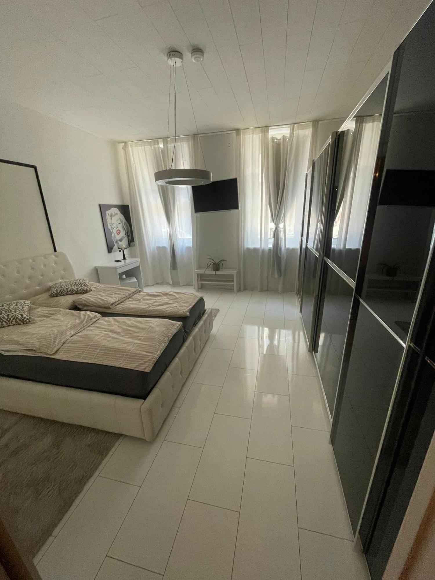 Grosszuegiges 85m2 City-apartment - 2 Schlafraeume, Hundefreundlich, Westbahnhof Naehe T4