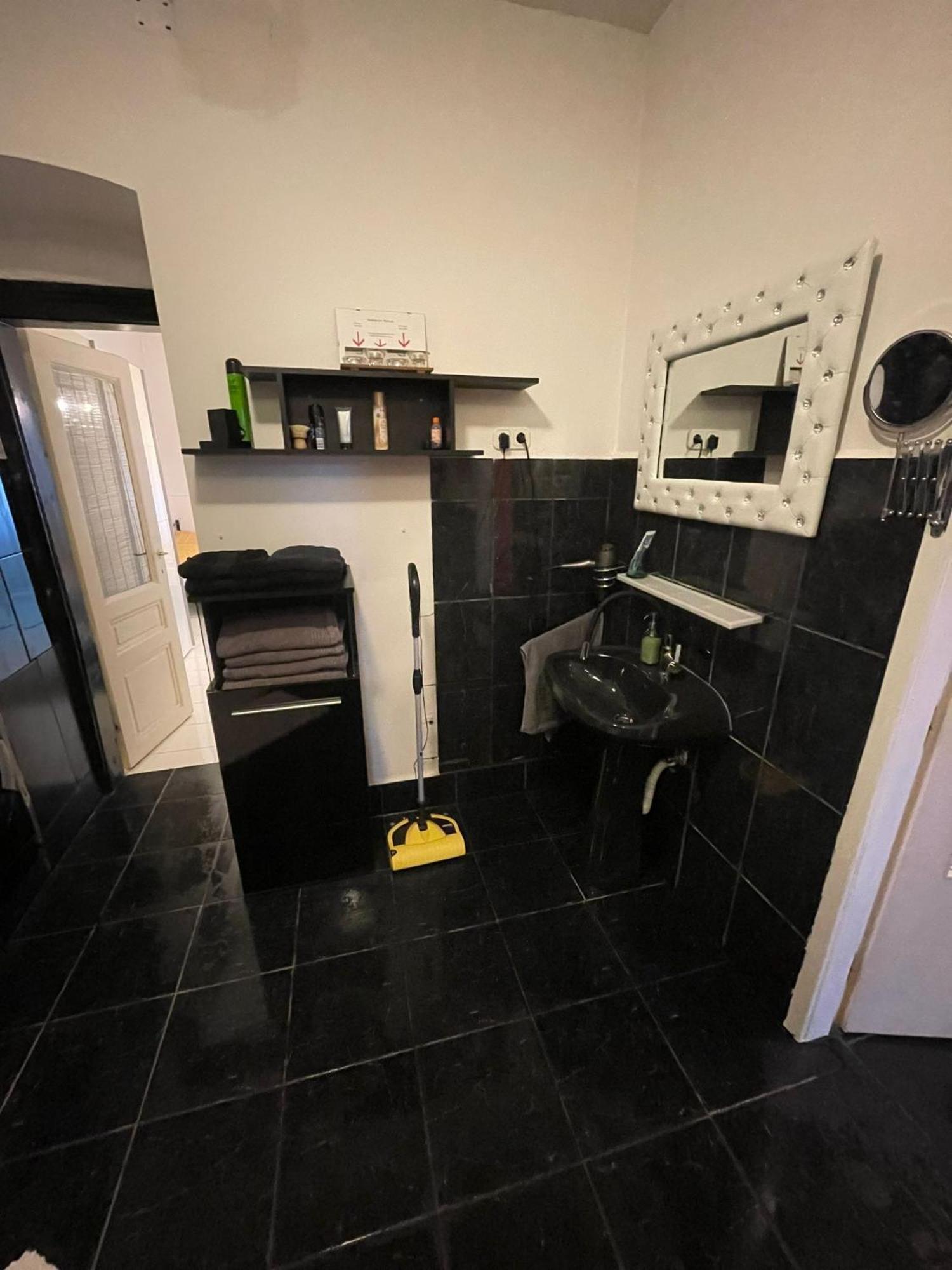Grosszuegiges 85m2 City-apartment - 2 Schlafraeume, Hundefreundlich, Westbahnhof Naehe T4 *