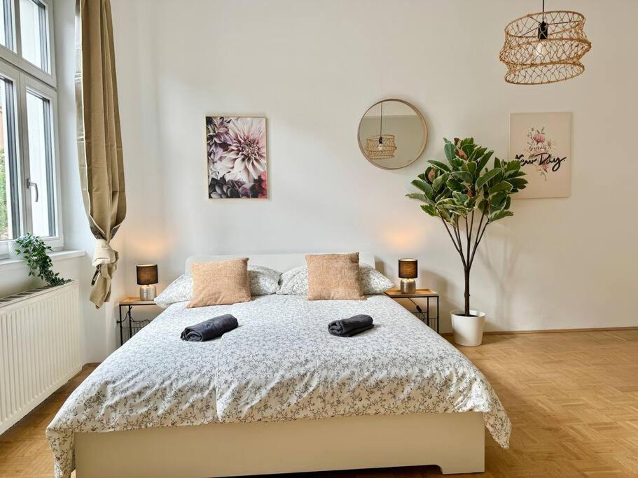 130 M2 Spacious 5 Bedroom Apartment *