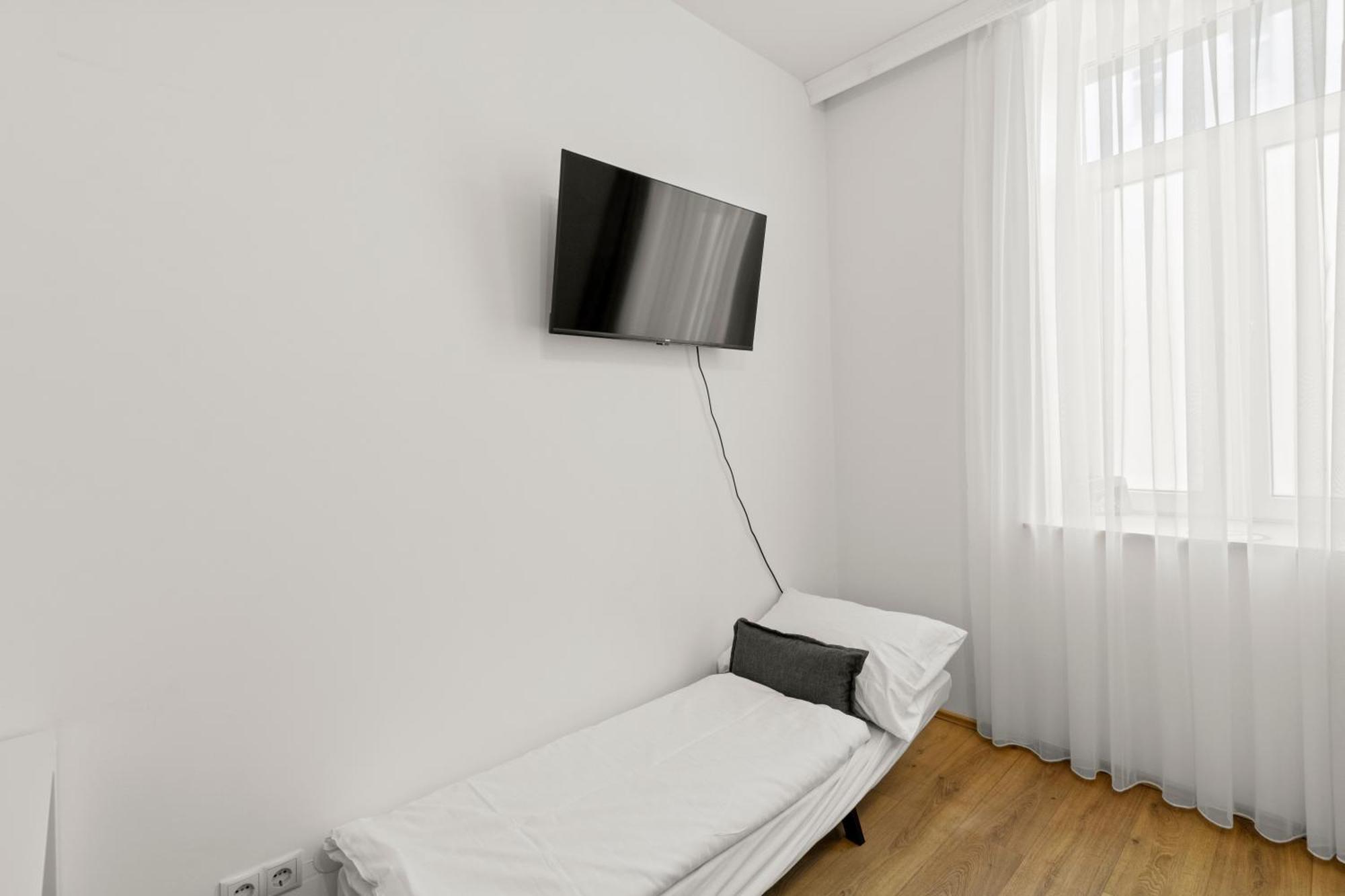 Faraway 43 Viena