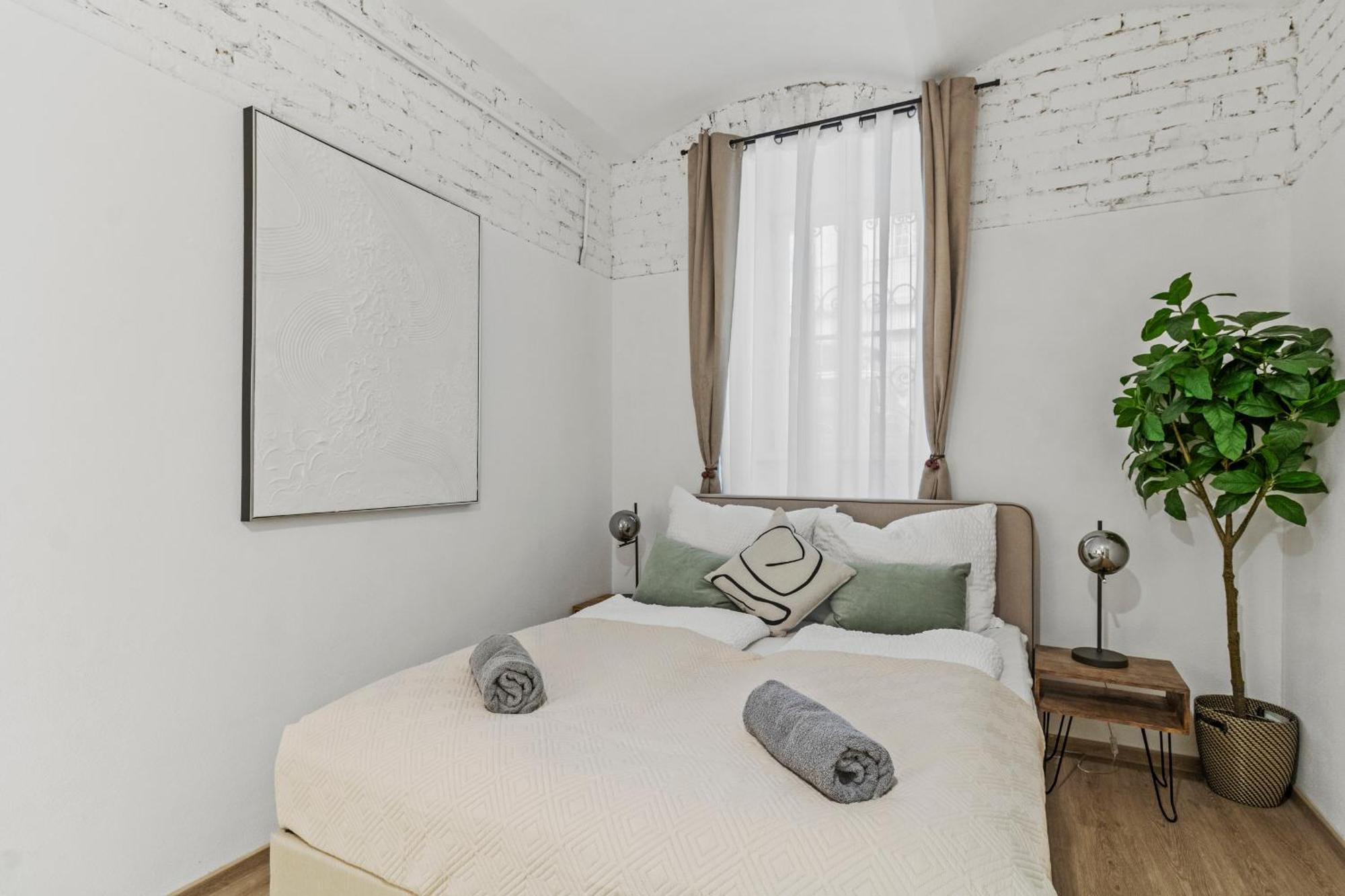 Next To Shopping Street And Subway Station, Few Minutes To Stephansplatz Apartment *