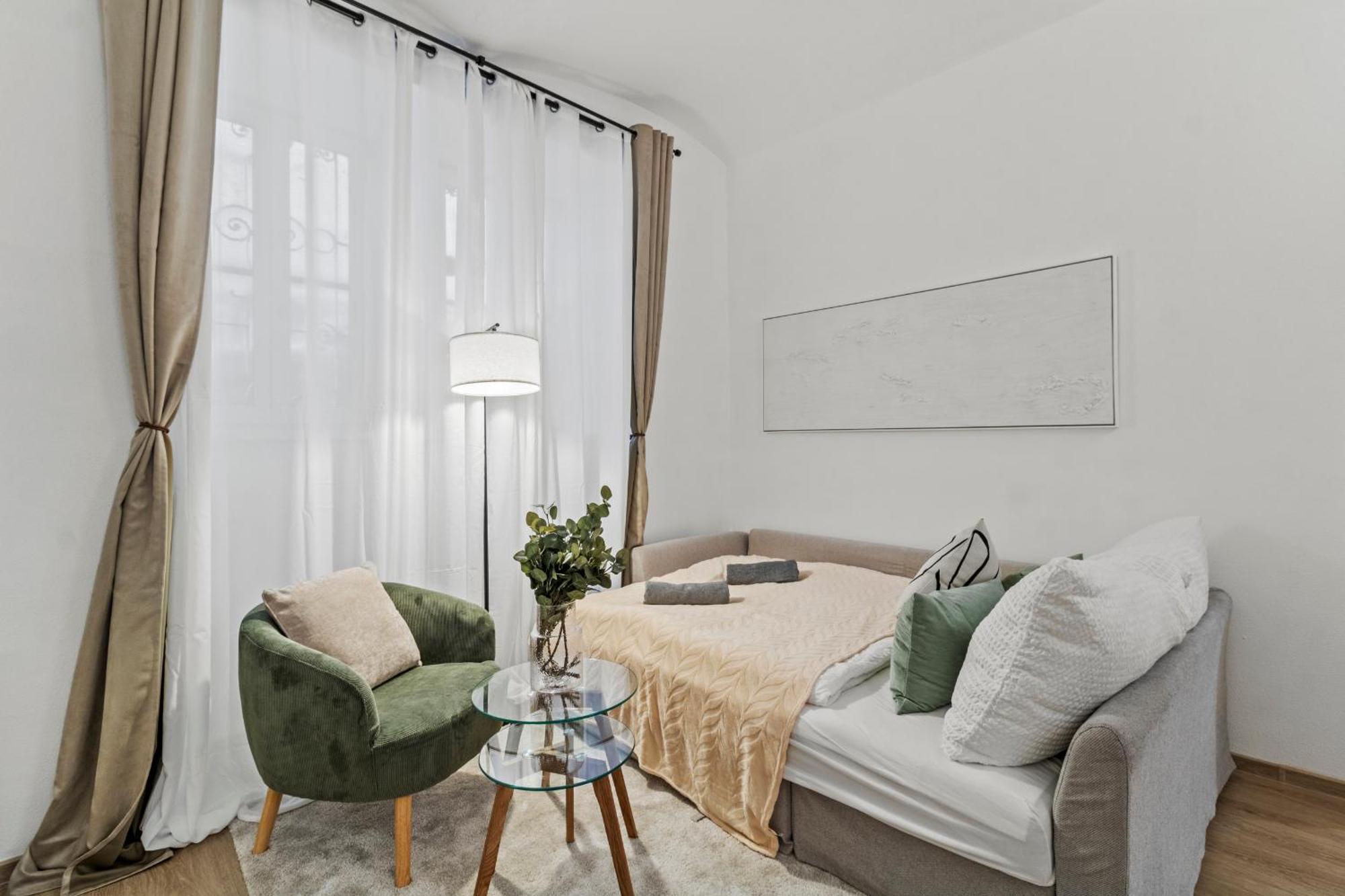 Next To Shopping Street And Subway Station, Few Minutes To Stephansplatz Apartment