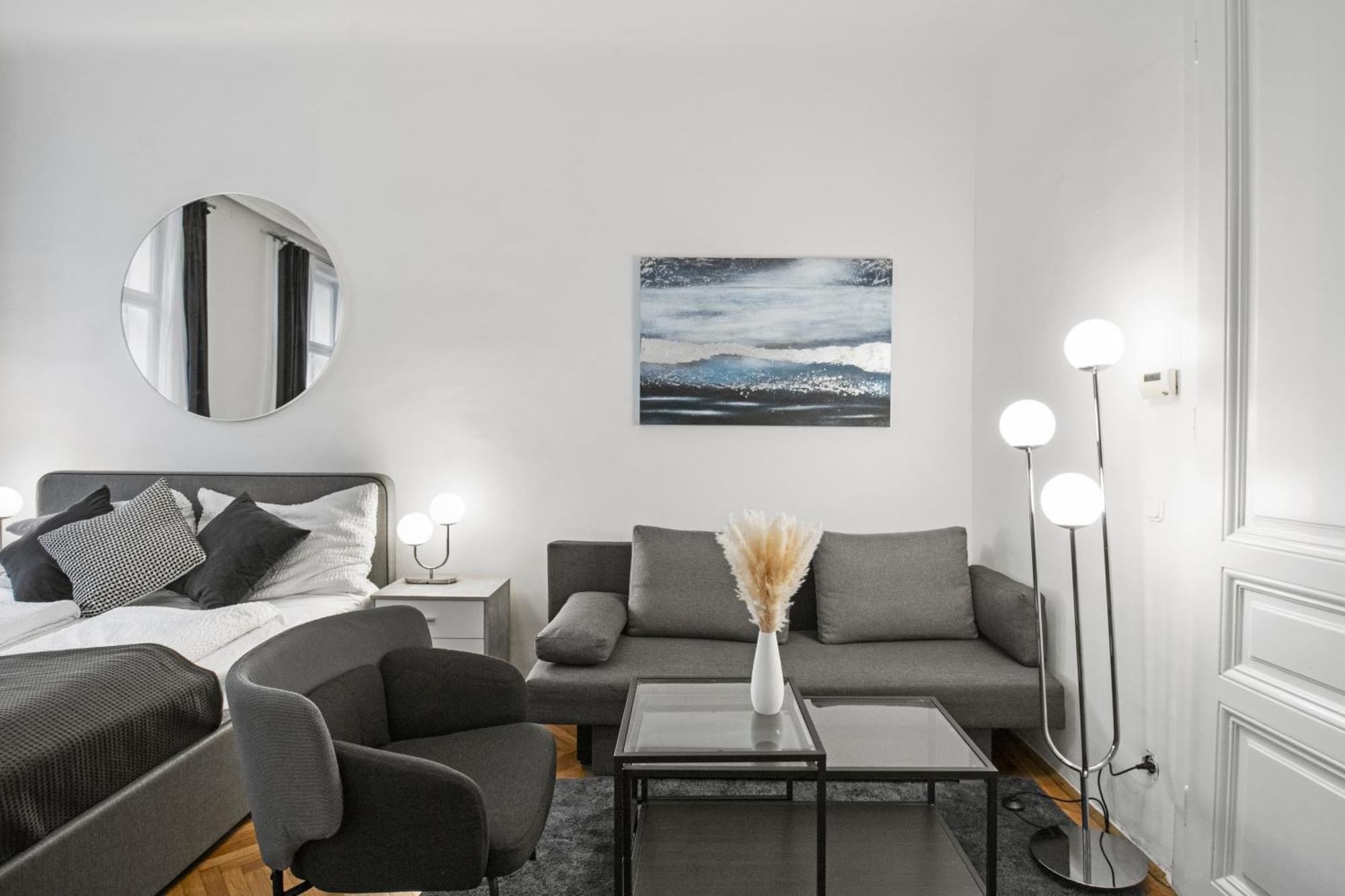 Next To Shopping Street And Subway Station, Few Minutes To Stephansplatz *