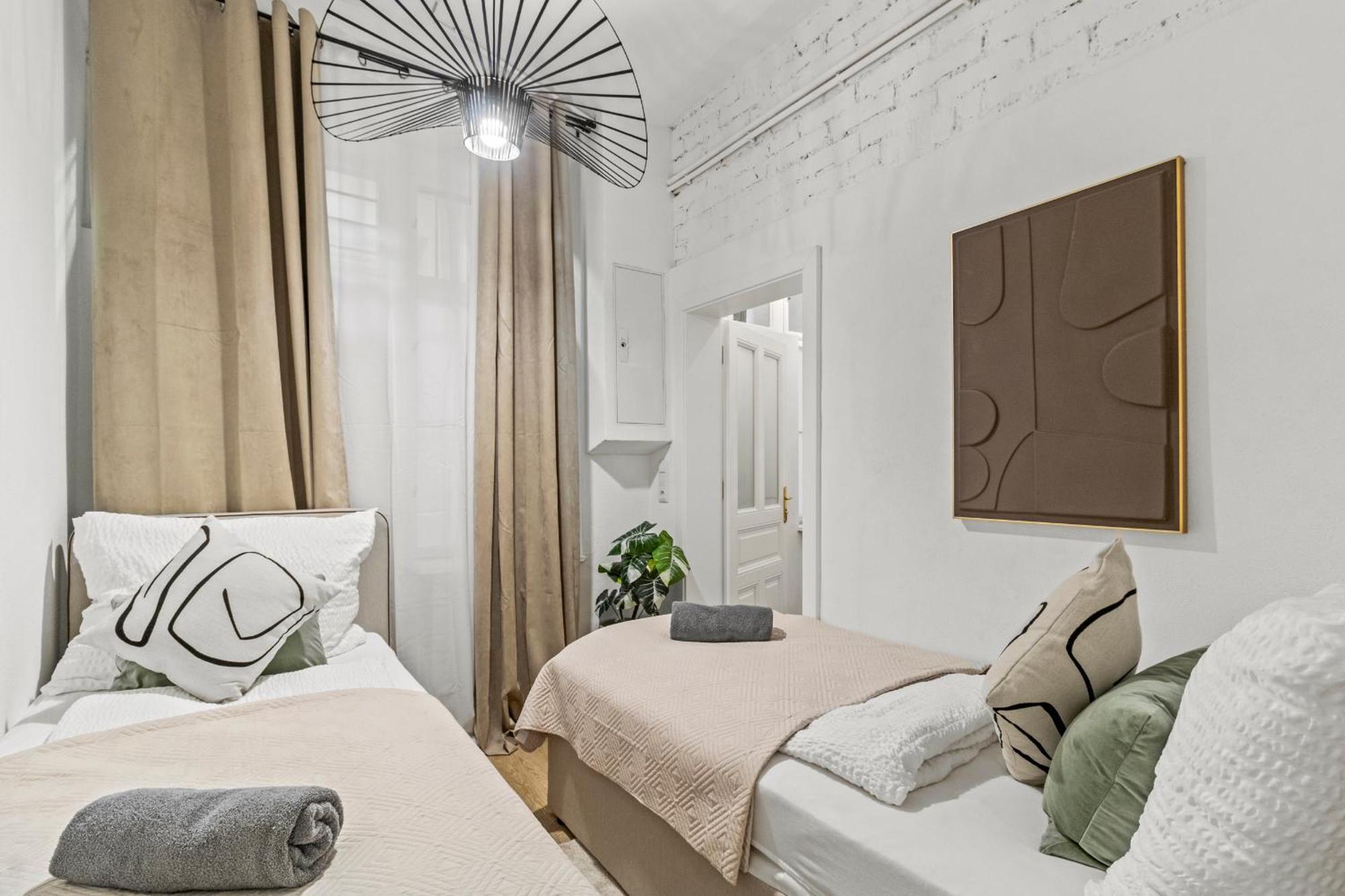 Next To Shopping Street And Subway Station, Few Minutes To Stephansplatz Apartment
