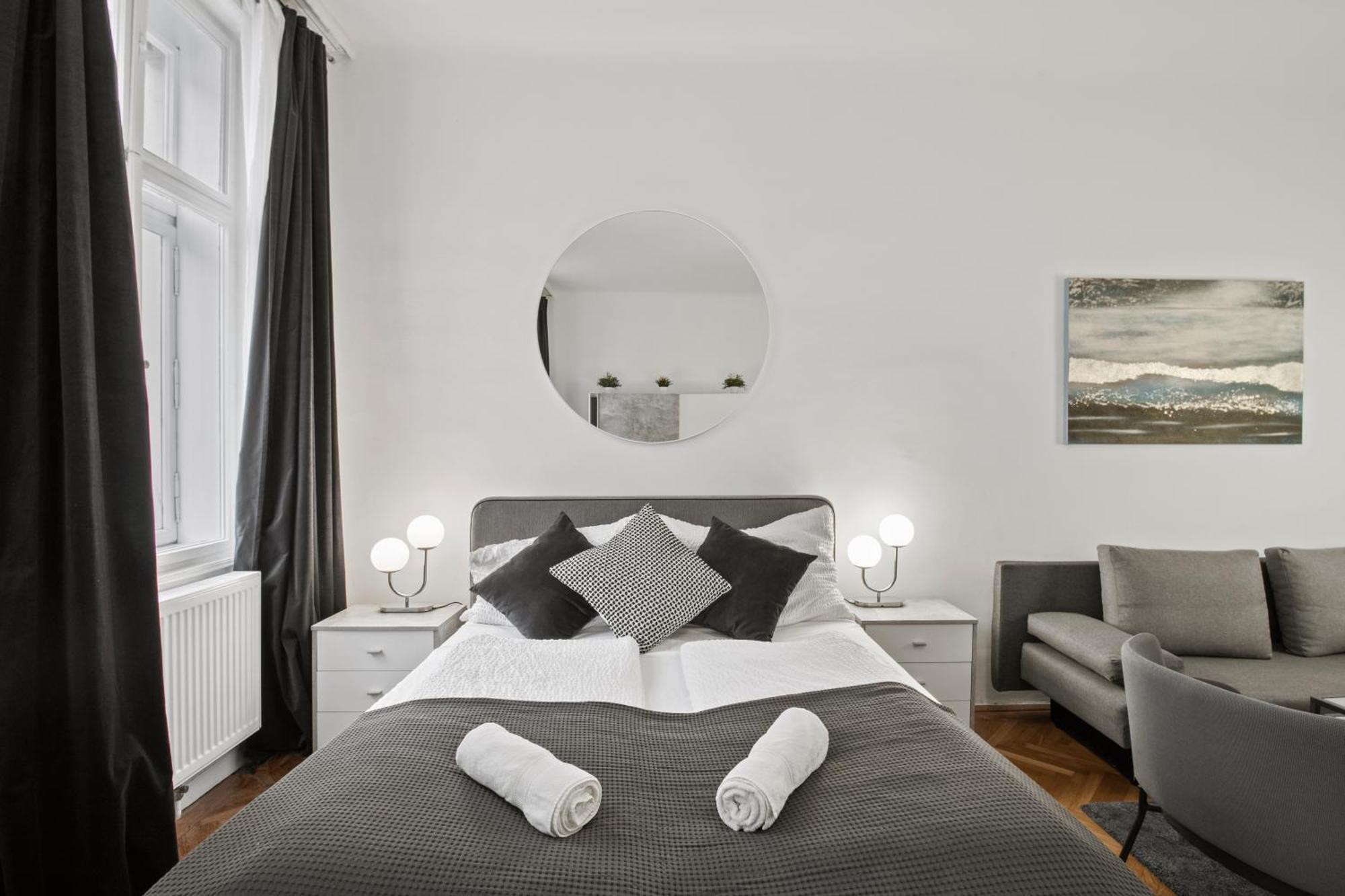 Next To Shopping Street And Subway Station, Few Minutes To Stephansplatz *