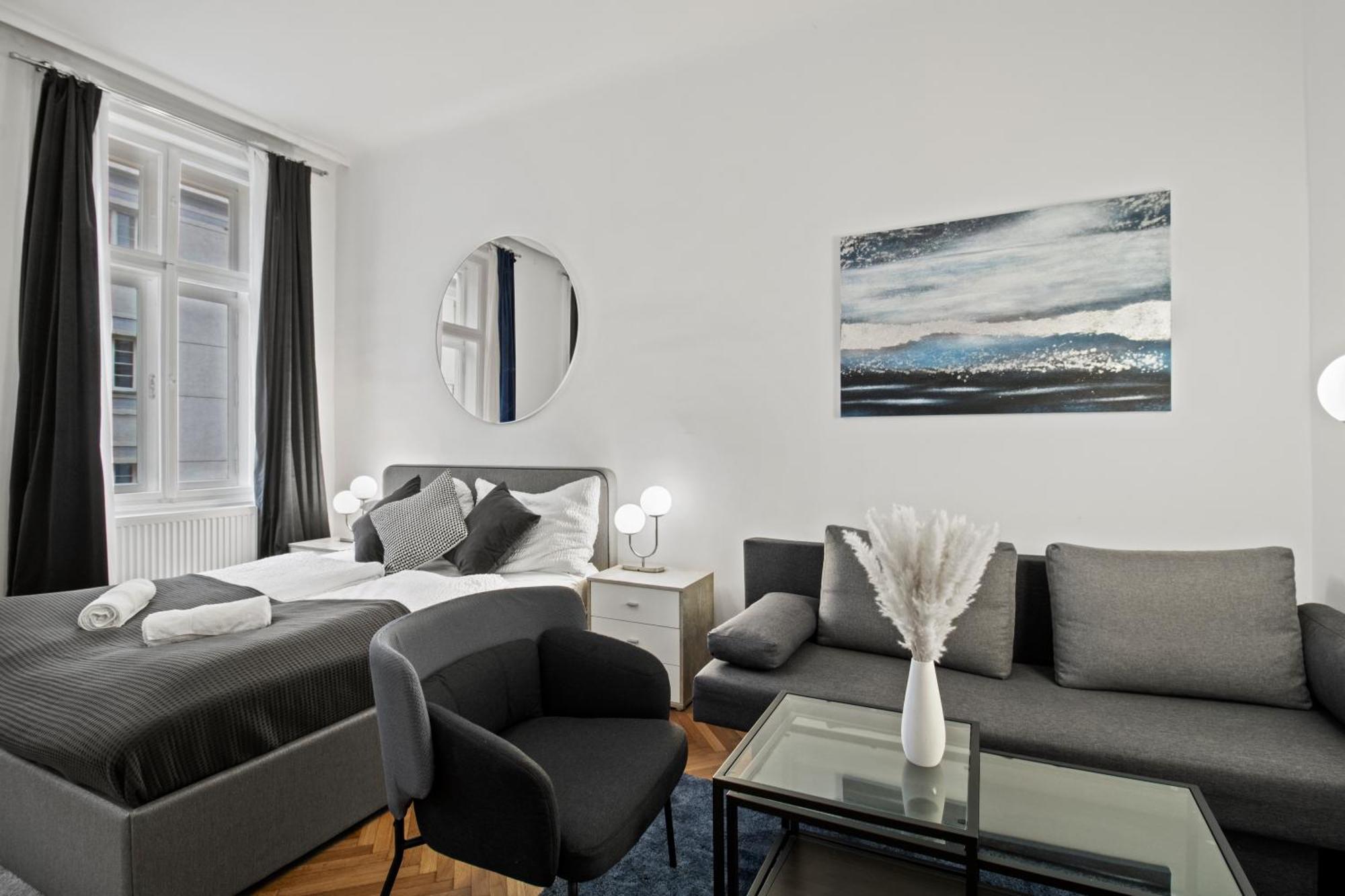 Next To Shopping Street And Subway Station, Few Minutes To Stephansplatz Wien