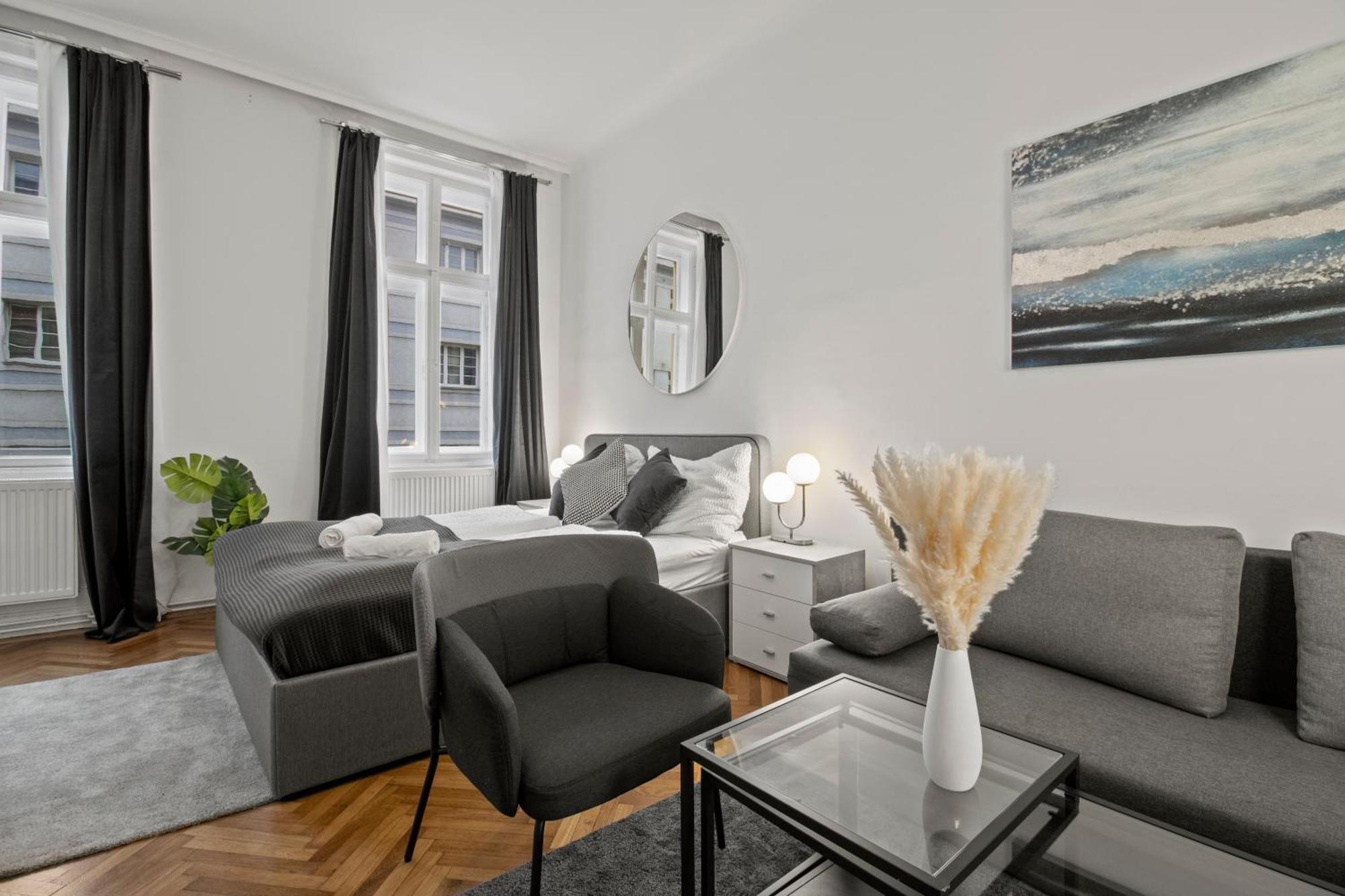 Next To Shopping Street And Subway Station, Few Minutes To Stephansplatz Apartment