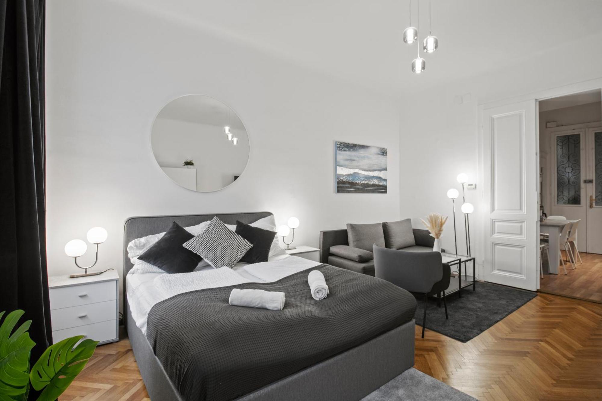 Next To Shopping Street And Subway Station, Few Minutes To Stephansplatz Apartment *