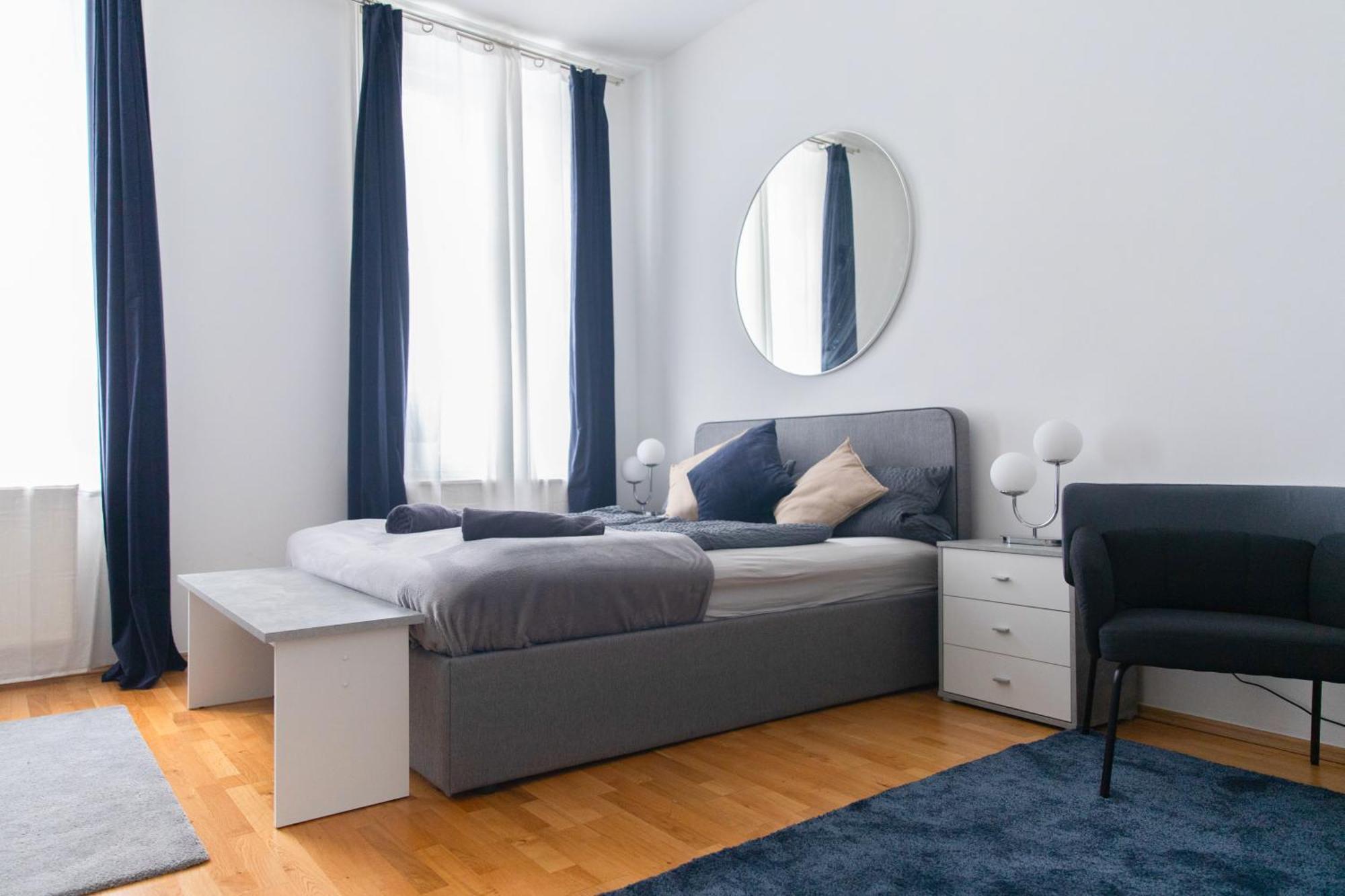 Next To Shopping Street And Subway Station, Few Minutes To Stephansplatz