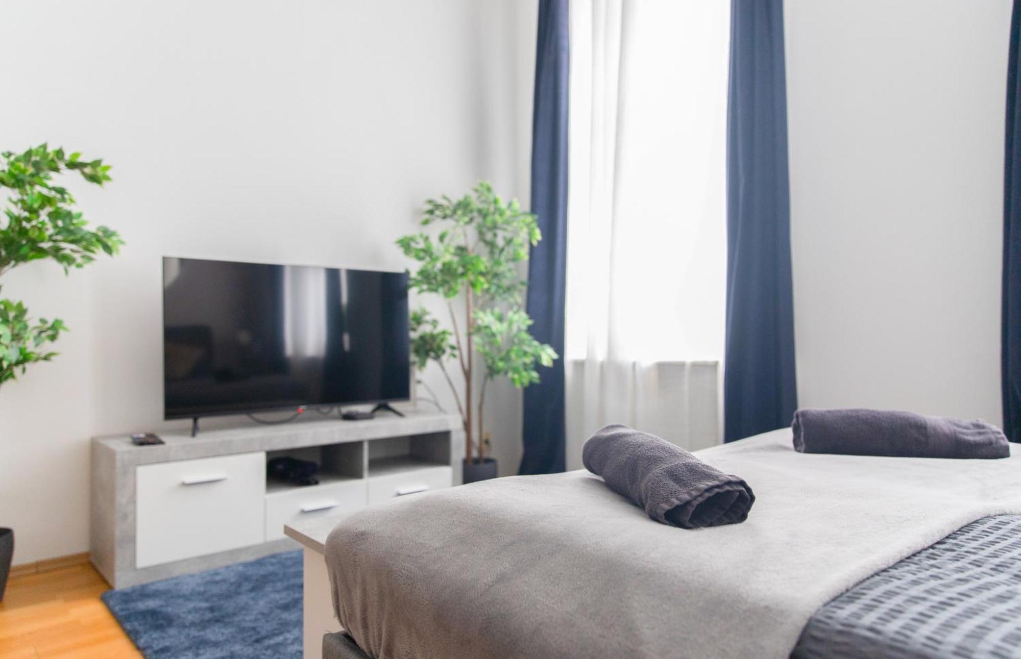 Next To Shopping Street And Subway Station, Few Minutes To Stephansplatz Apartment *